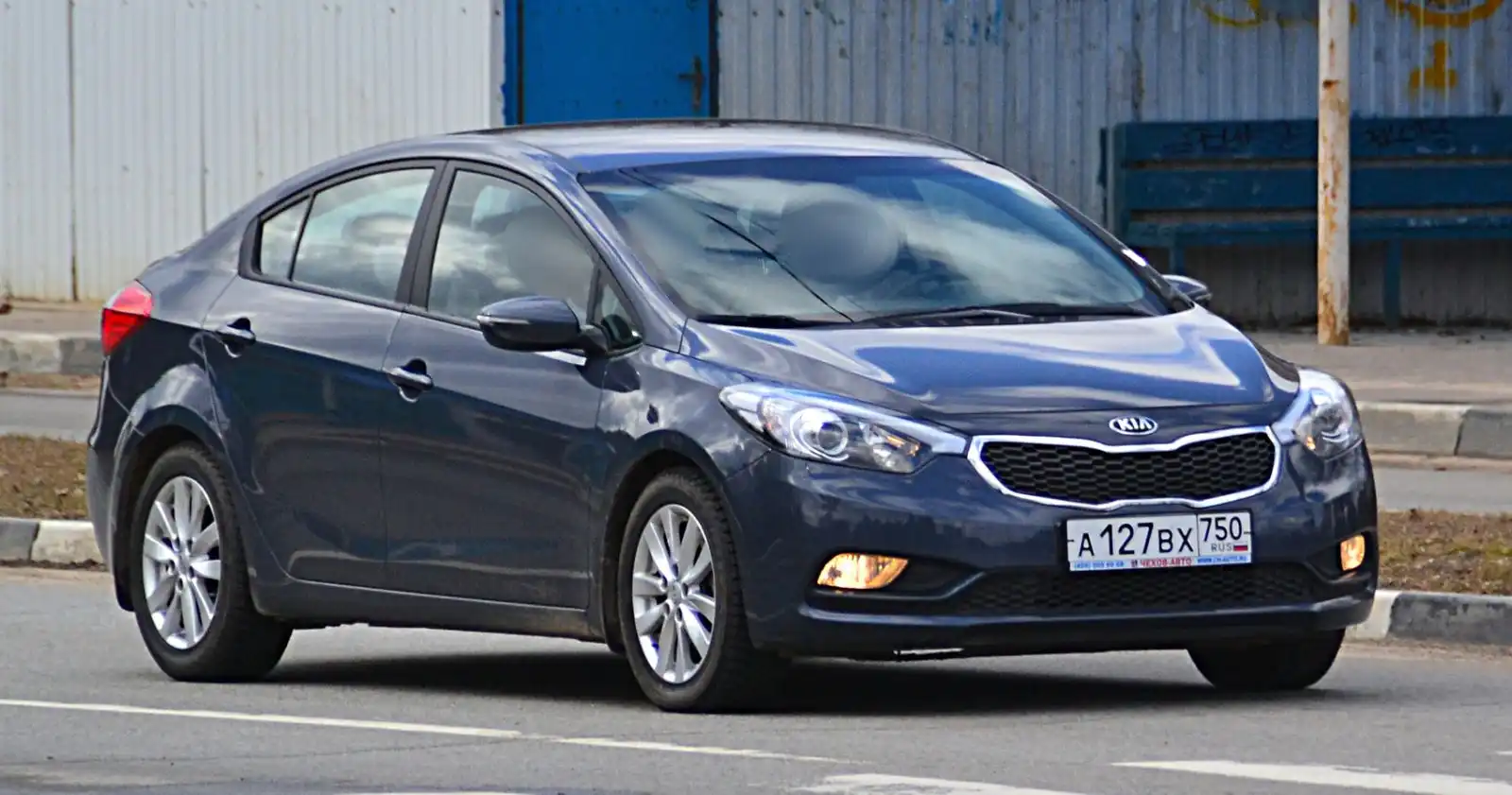 Фото автомобиля KIA CERATO, 2013 — госномер А127ВХ750. Цвет: СИНИЙ