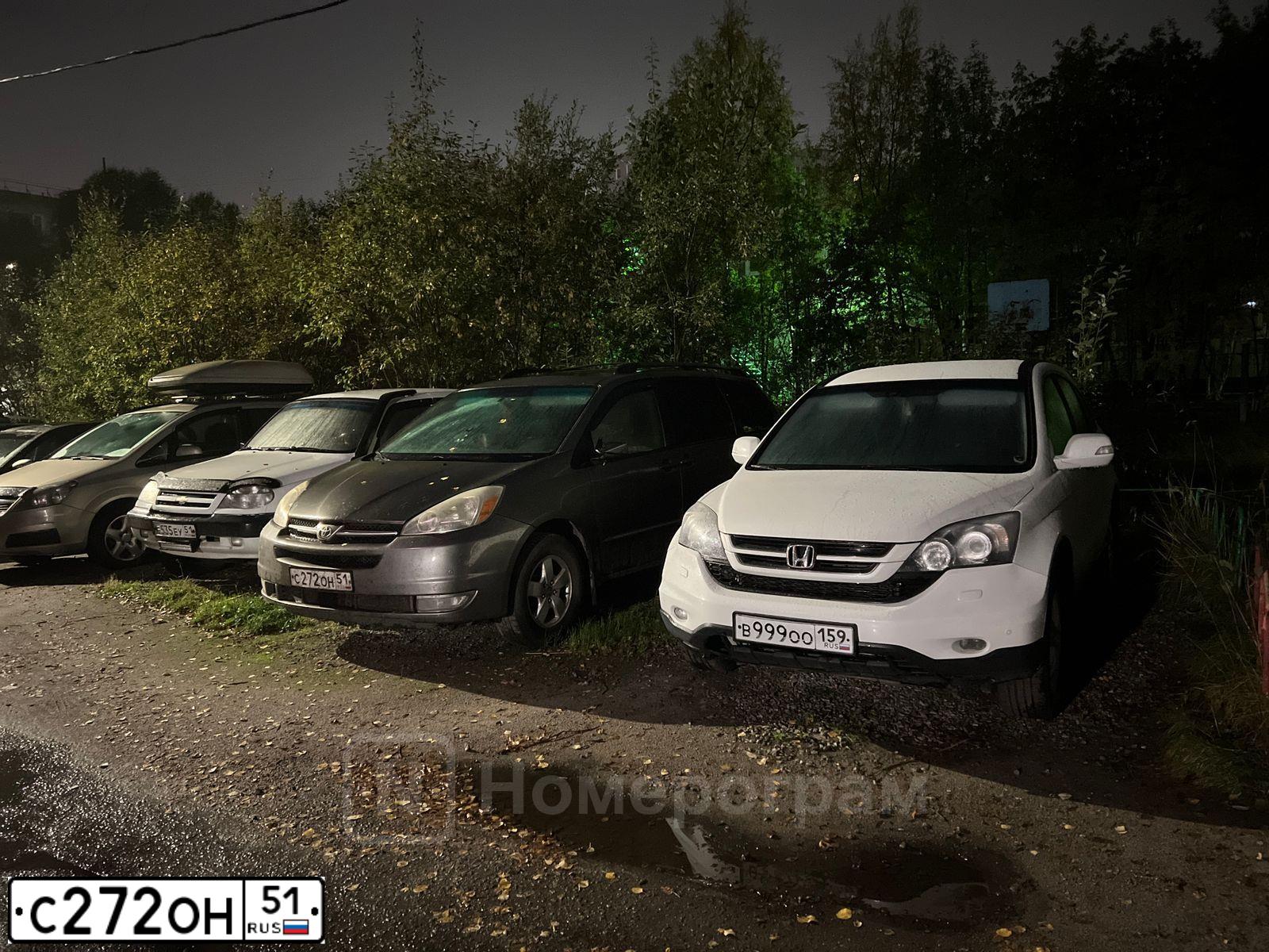 Фото автомобиля TOYOTA SIENNA, 2004 — госномер С272ОН51. Цвет: СЕРЫЙ