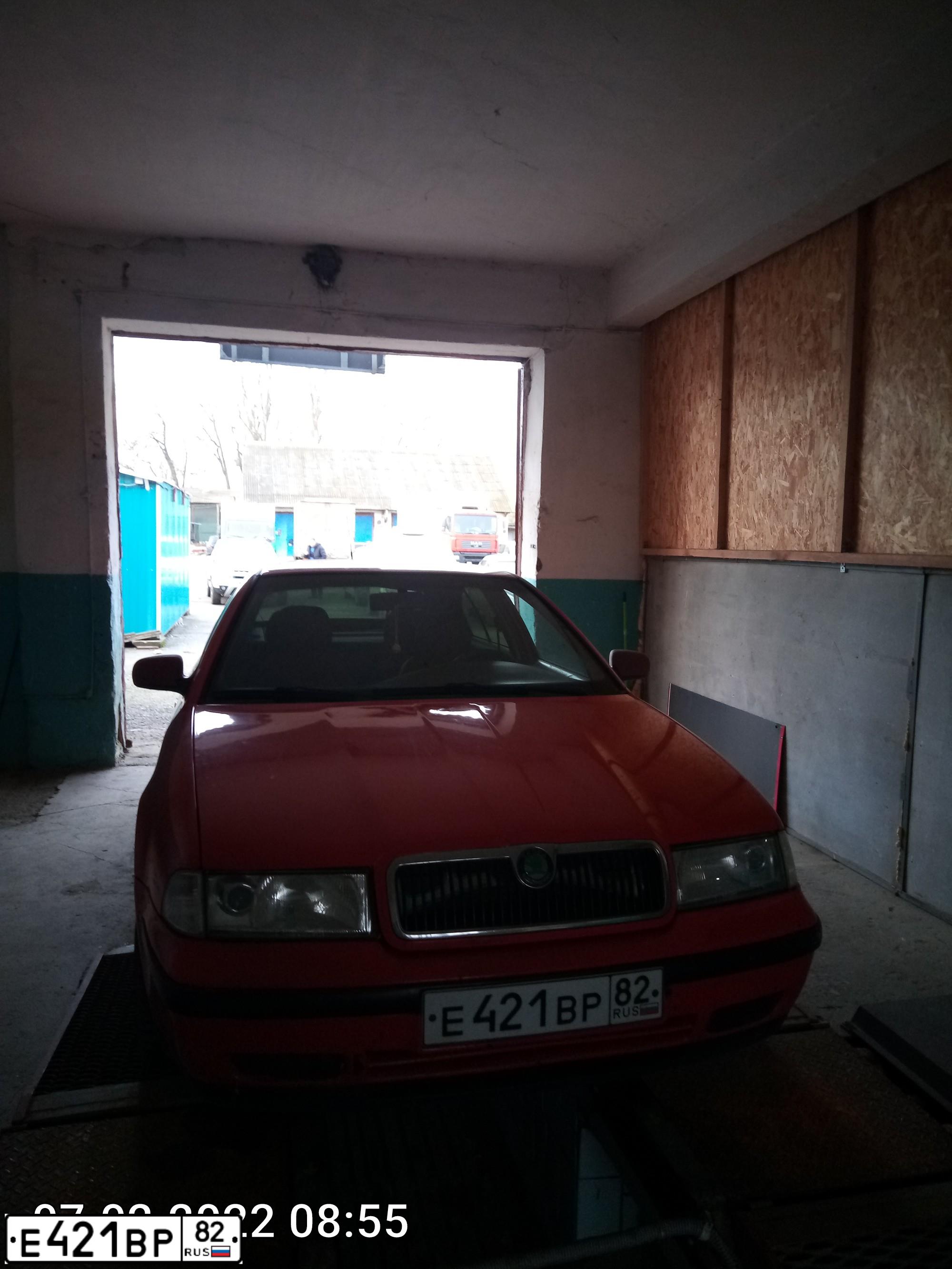 Фото автомобиля SKODA OCTAVIA, 1998 — госномер Е421ВР82. Цвет: Красный