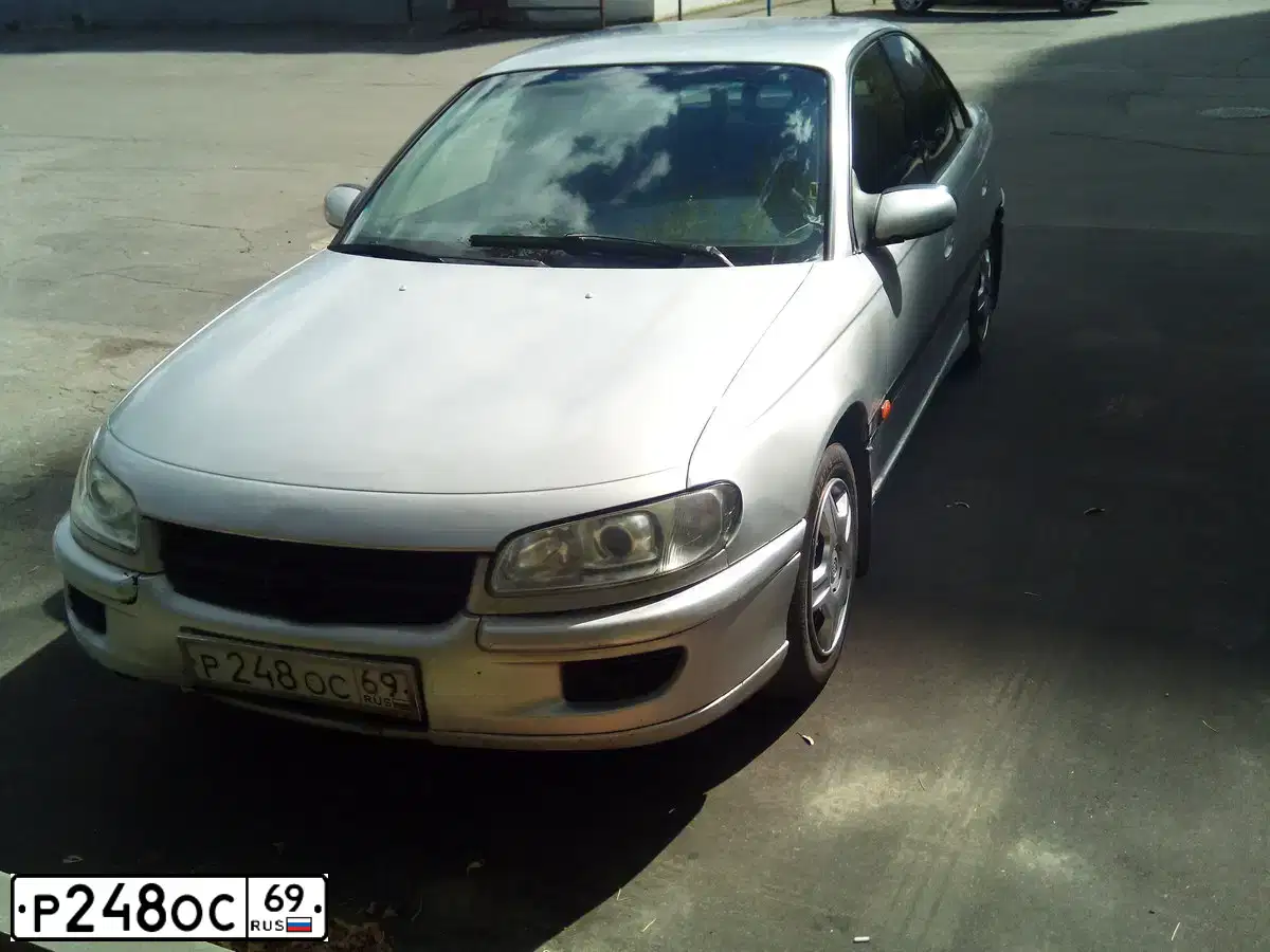 Фото автомобиля OPEL OMEGA, 1997 — госномер М727ХВ99. Цвет: БЕЛЫЙ (СЕРЕБРИСТЫЙ)