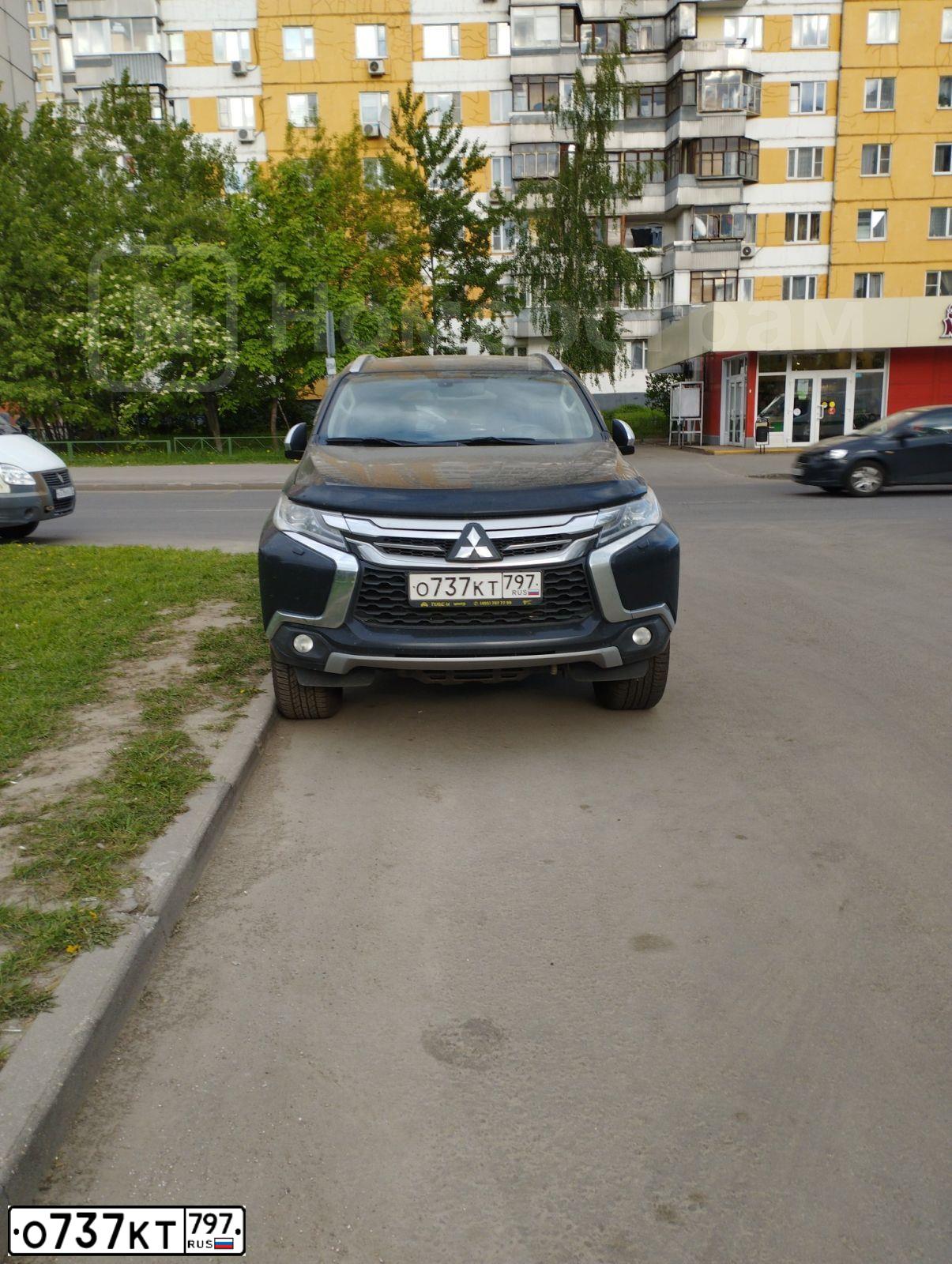 Фото автомобиля MITSUBISHI PAJERO SPORT, 2019 — госномер О737КТ797. Цвет: ЧЕРНЫЙ