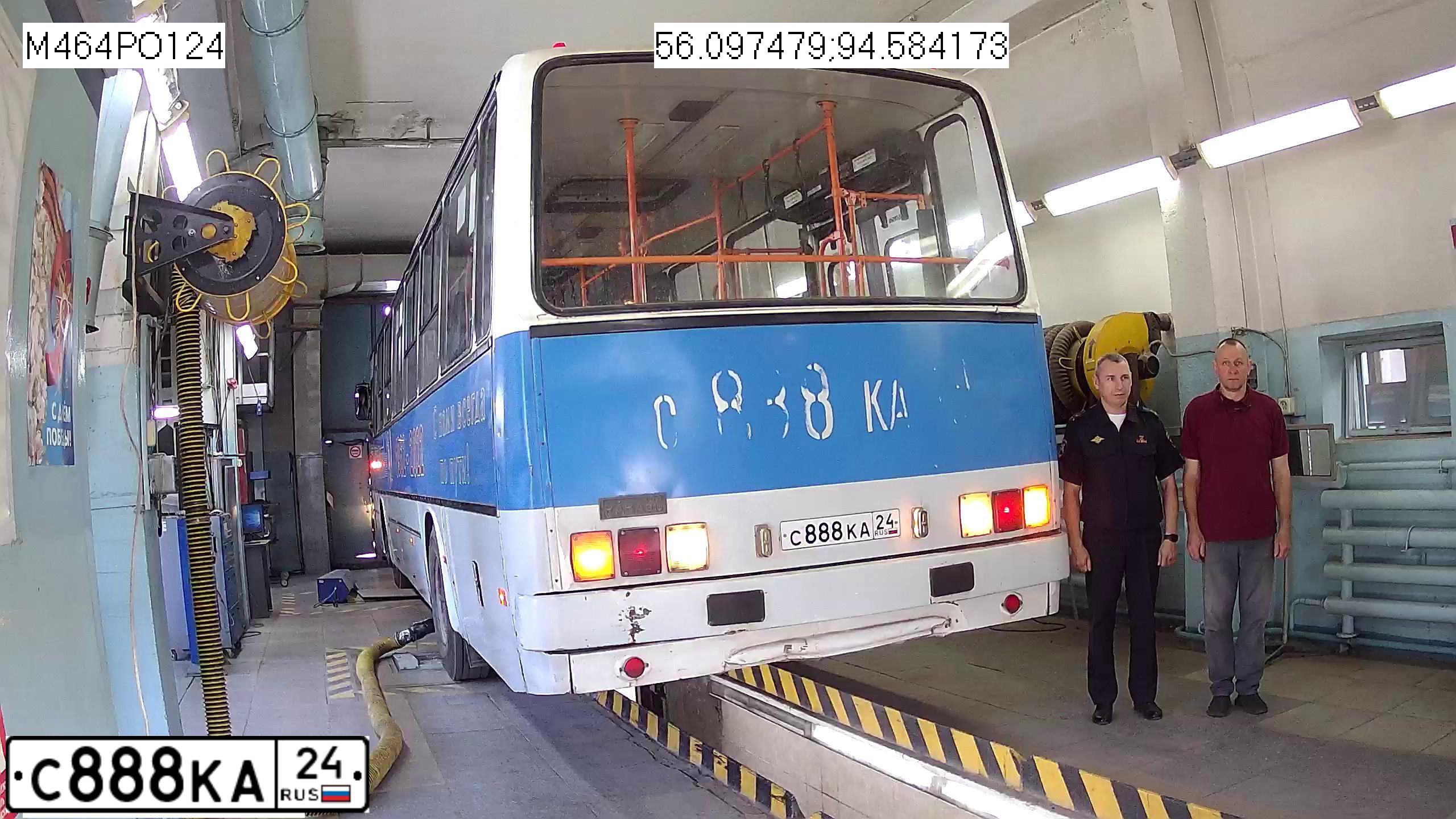 Фото автомобиля IKARUS 263, 1999 — госномер С888КА24. Цвет: БЕЛО-ГОЛУБОЙ