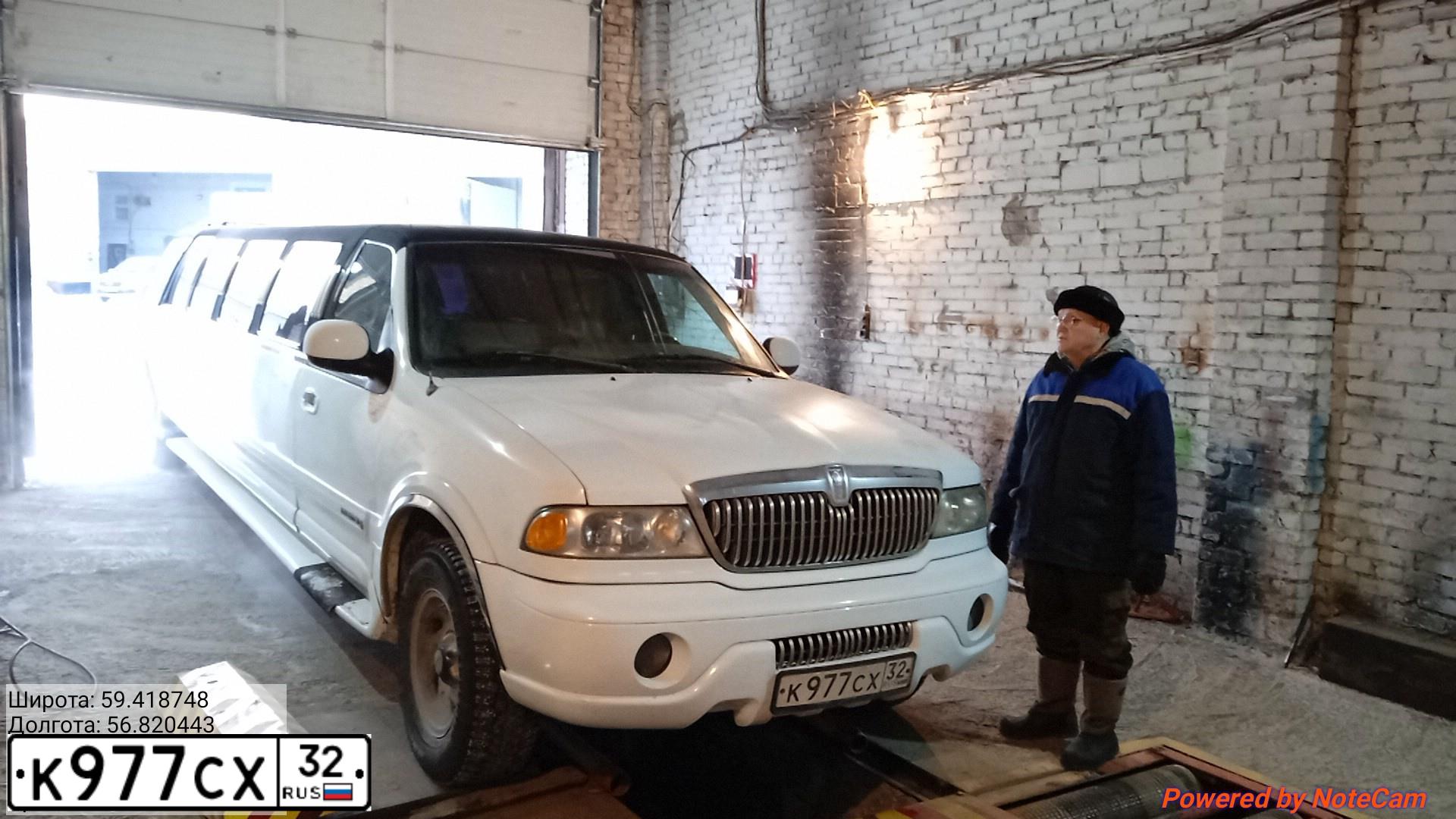 Фото автомобиля LINCOLN NAVIGATOR, 1999 — госномер Р316АЕ159. Цвет: Белый