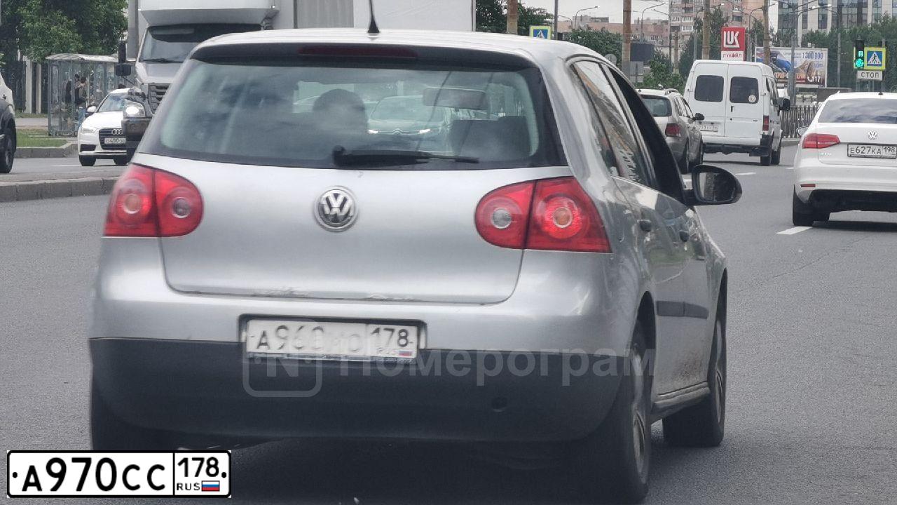 Фото автомобиля BMW SERIE 1, 2010 — госномер К372УВ178. Цвет: БЕЛЫЙ