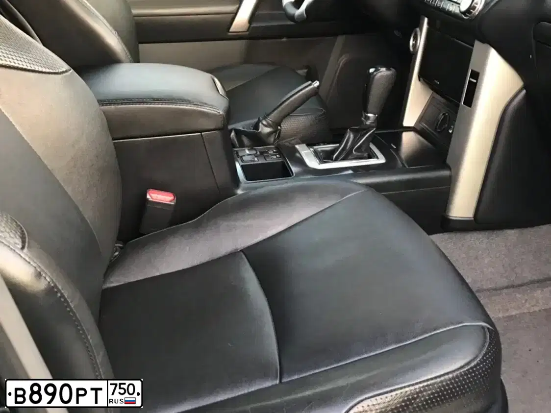 Фото автомобиля TOYOTA LANDCRUISER, 2010 — госномер В890РТ750. Цвет: ЧЕРНЫЙ