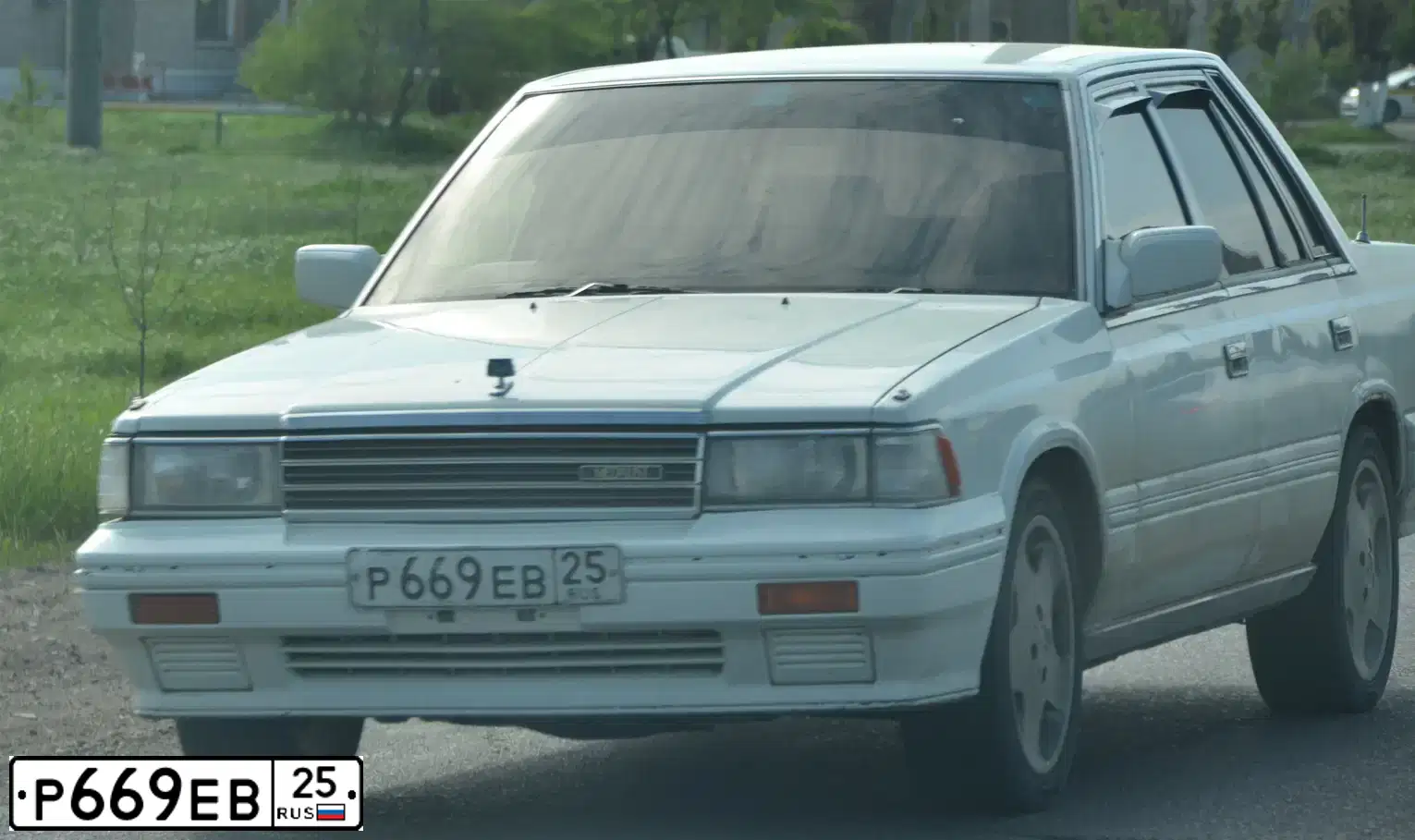 Фото автомобиля NISSAN LAUREL, 1988 — госномер Р537ХЕ125