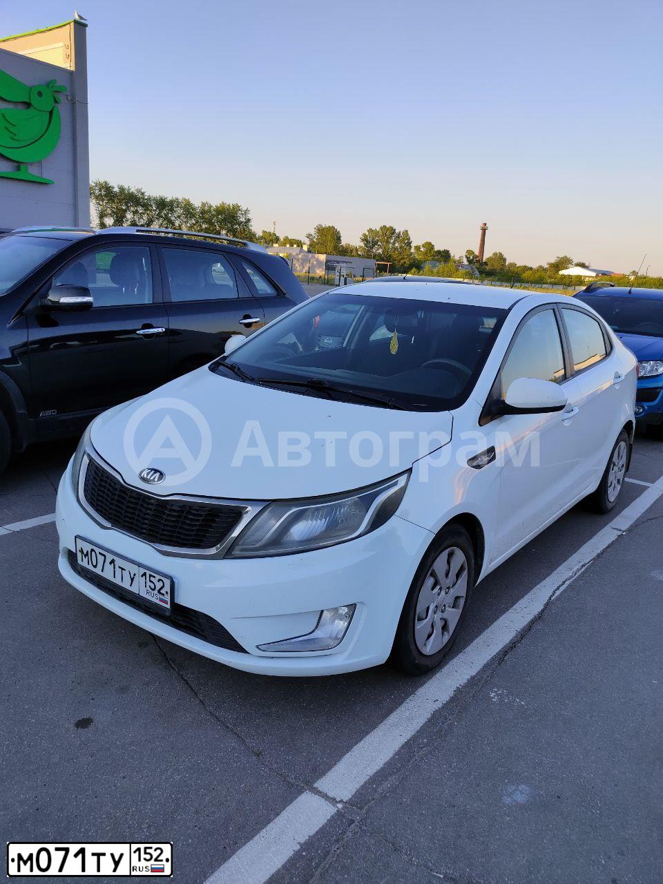 Фото автомобиля KIA RIO, 2013 — госномер М071ТУ152. Цвет: БЕЛЫЙ