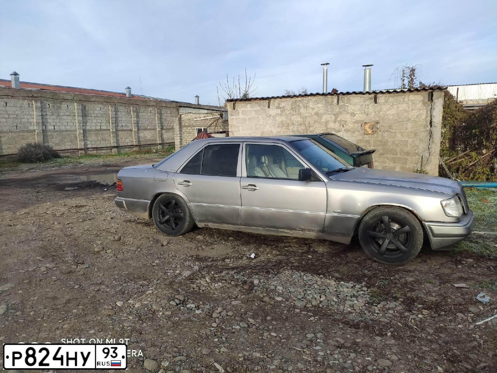 Фото автомобиля MERCEDES E-KLASSE, 1988 — госномер Р824НУ93. Цвет: Серо-Синий