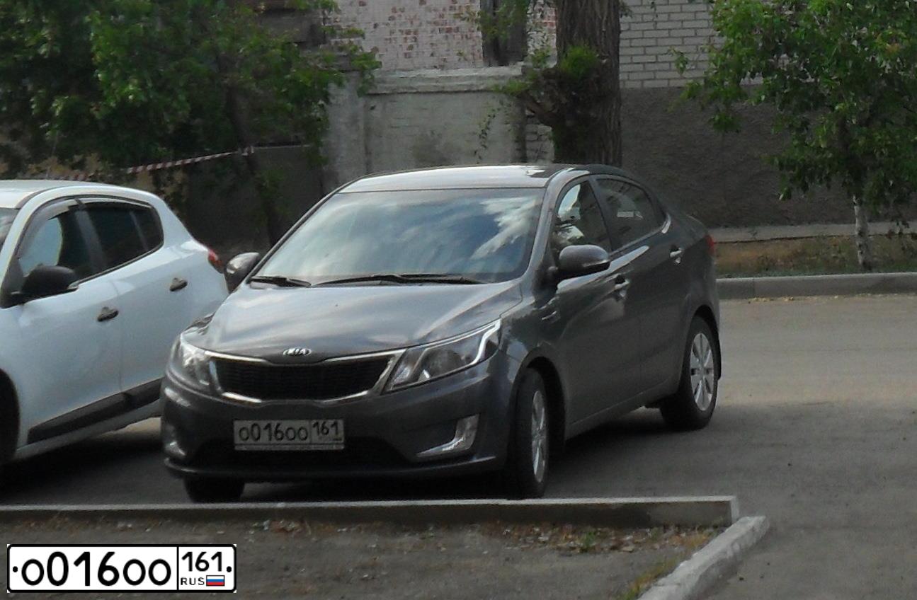 Фото автомобиля KIA RIO, 2013 — госномер О016ОО161. Цвет: СЕРЫЙ