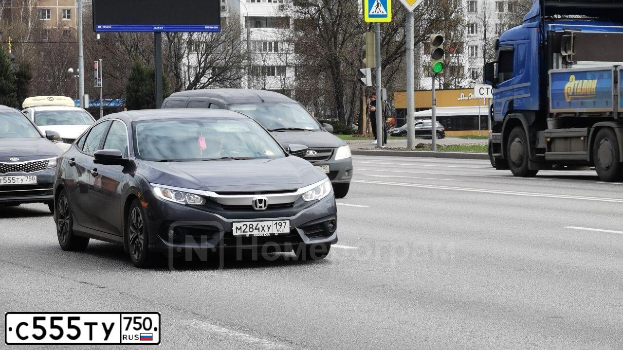 Фото автомобиля TOYOTA HIGHLANDER, 2013 — госномер Е190ХН190. Цвет: ТЕМНО-БОРДОВЫЙ