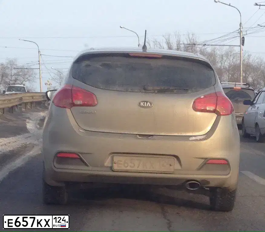 Фото автомобиля KIA CEE'D, 2013 — госномер Е657КХ124. Цвет: СЕРЕБРИСТЫЙ