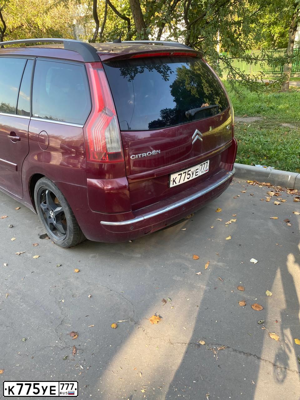 Фото автомобиля CITROEN C4 PICASSO, 2007 — госномер К775УЕ777. Цвет: БОРДОВЫЙ