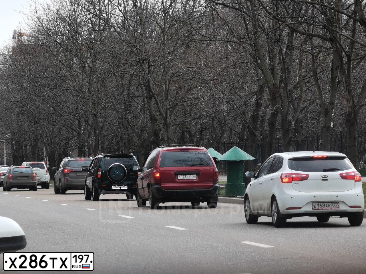 Фото автомобиля LADA 2107, 2012 — госномер Е090КТ977. Цвет: серебристо-коричневый
