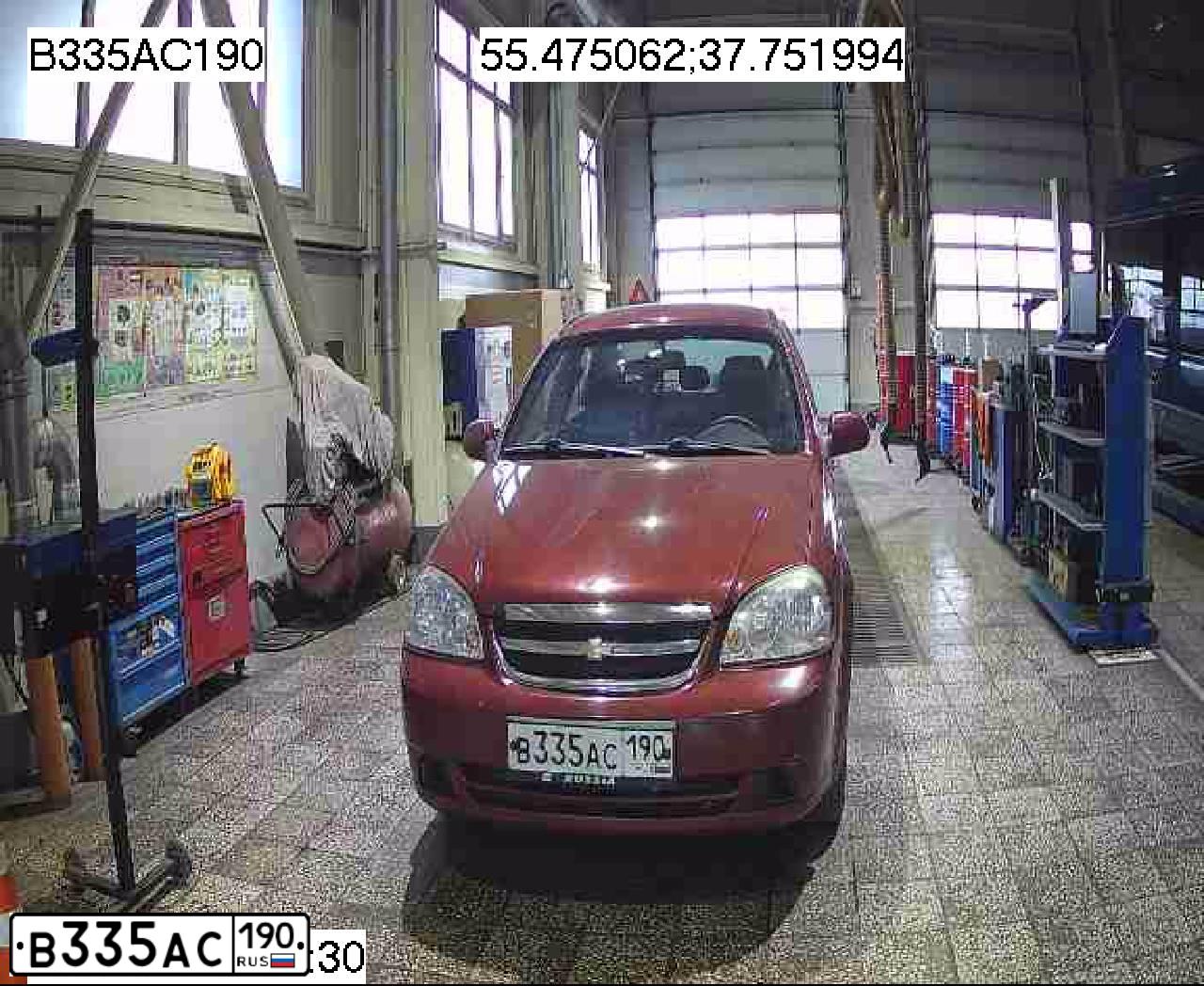 Фото автомобиля CHEVROLET LACETTI, 2009 — госномер В335АС190. Цвет: Красный