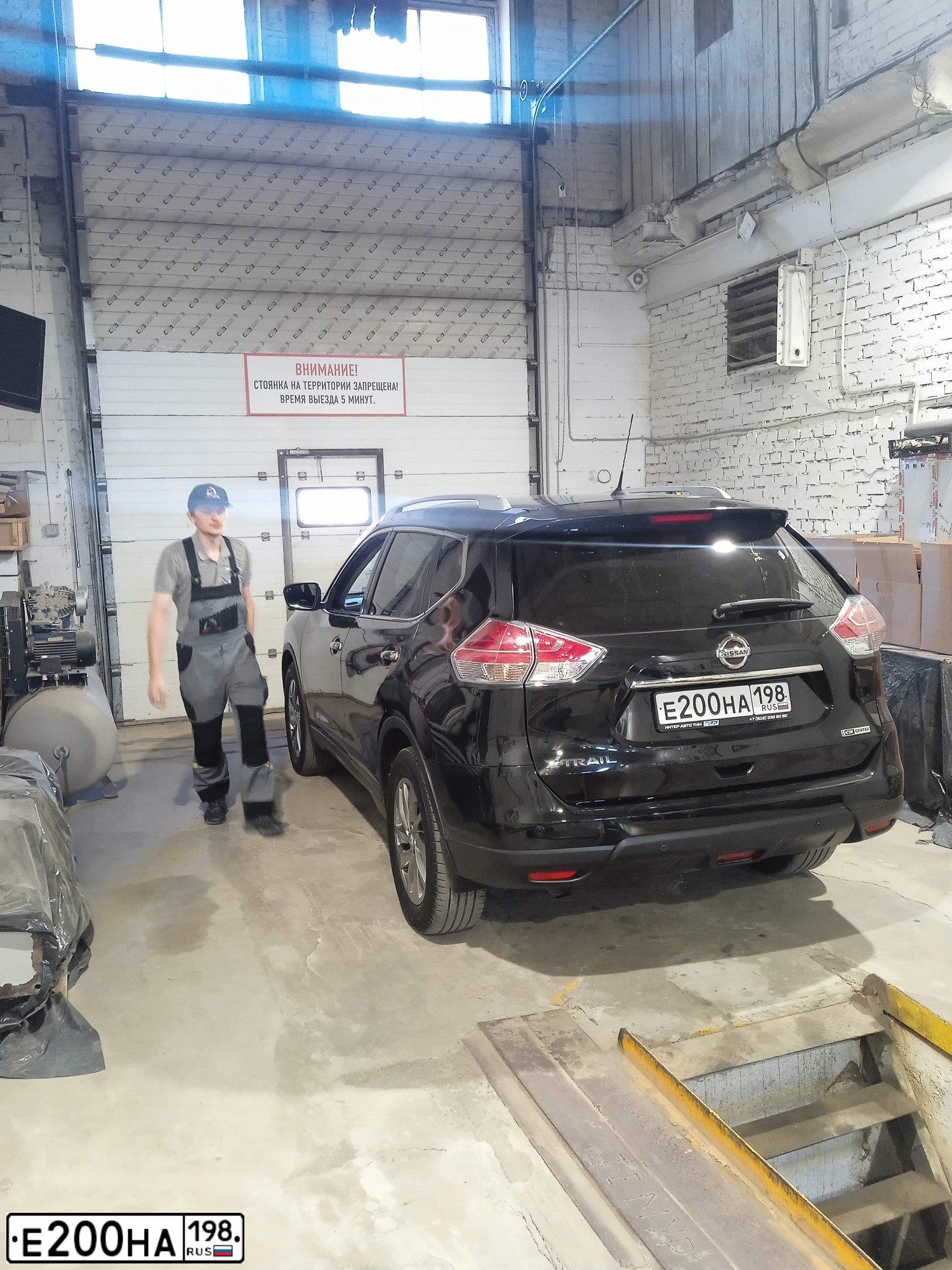 Фото автомобиля NISSAN X-TRAIL, 2015 — госномер Е200НА198. Цвет: ЧЕРНЫЙ
