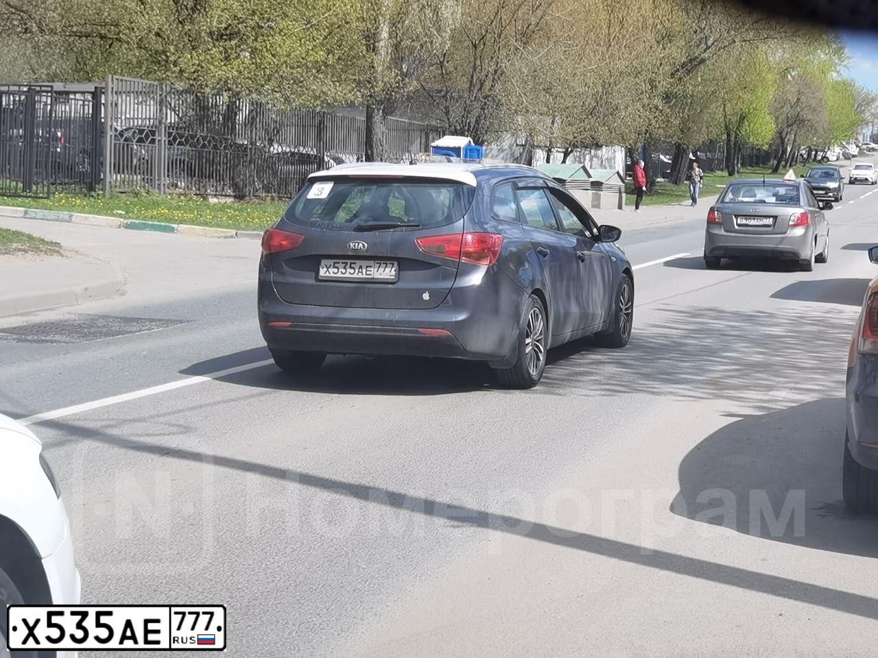 Фото автомобиля KIA CEE'D, 2013 — госномер Х535АЕ777. Цвет: СЕРЫЙ