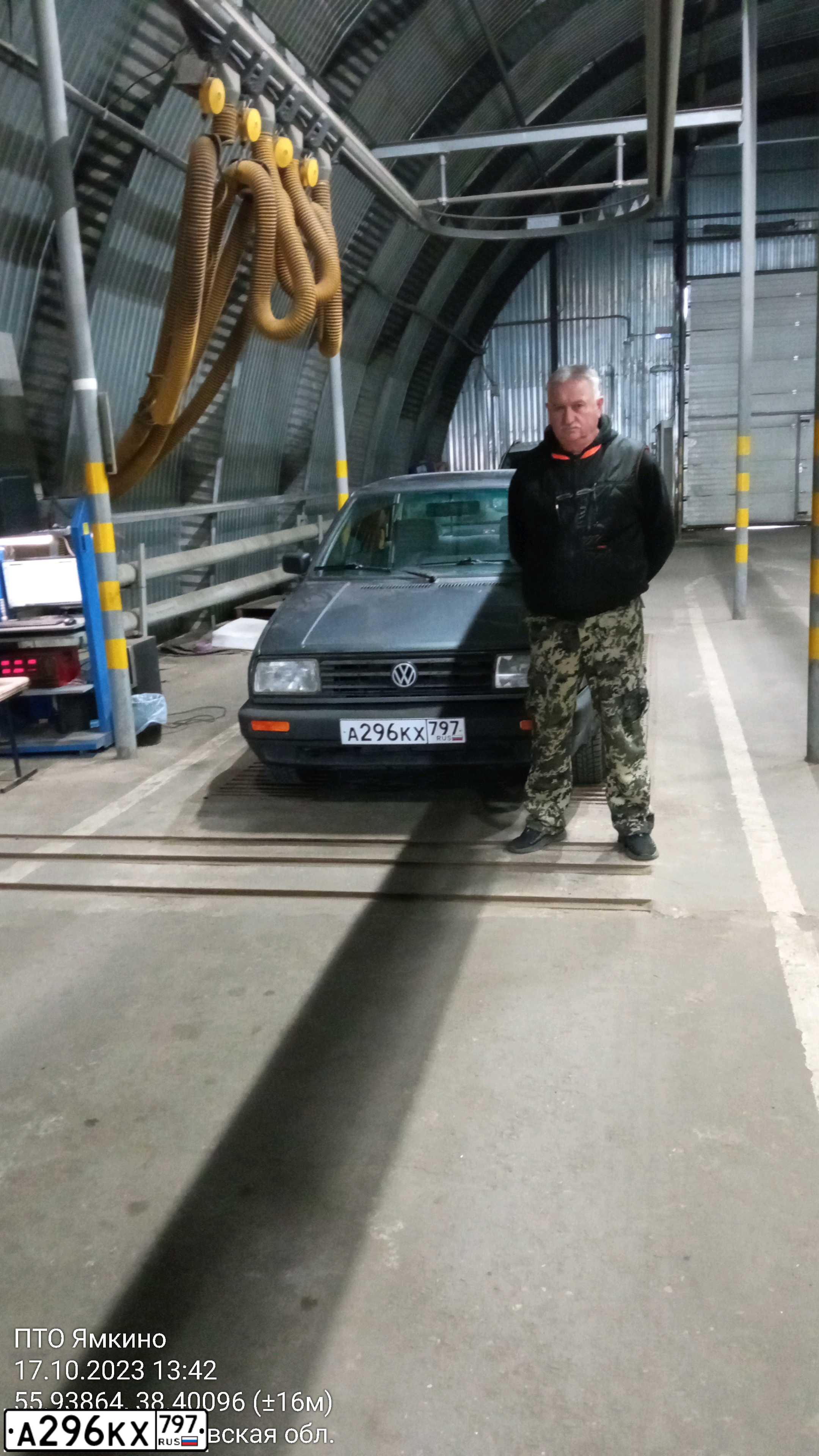 Фото автомобиля VOLKSWAGEN JETTA, 1990 — госномер В942ТЕ190. Цвет: БЕЛЫЙ(ТЕМНО-СЕРЫЙ)