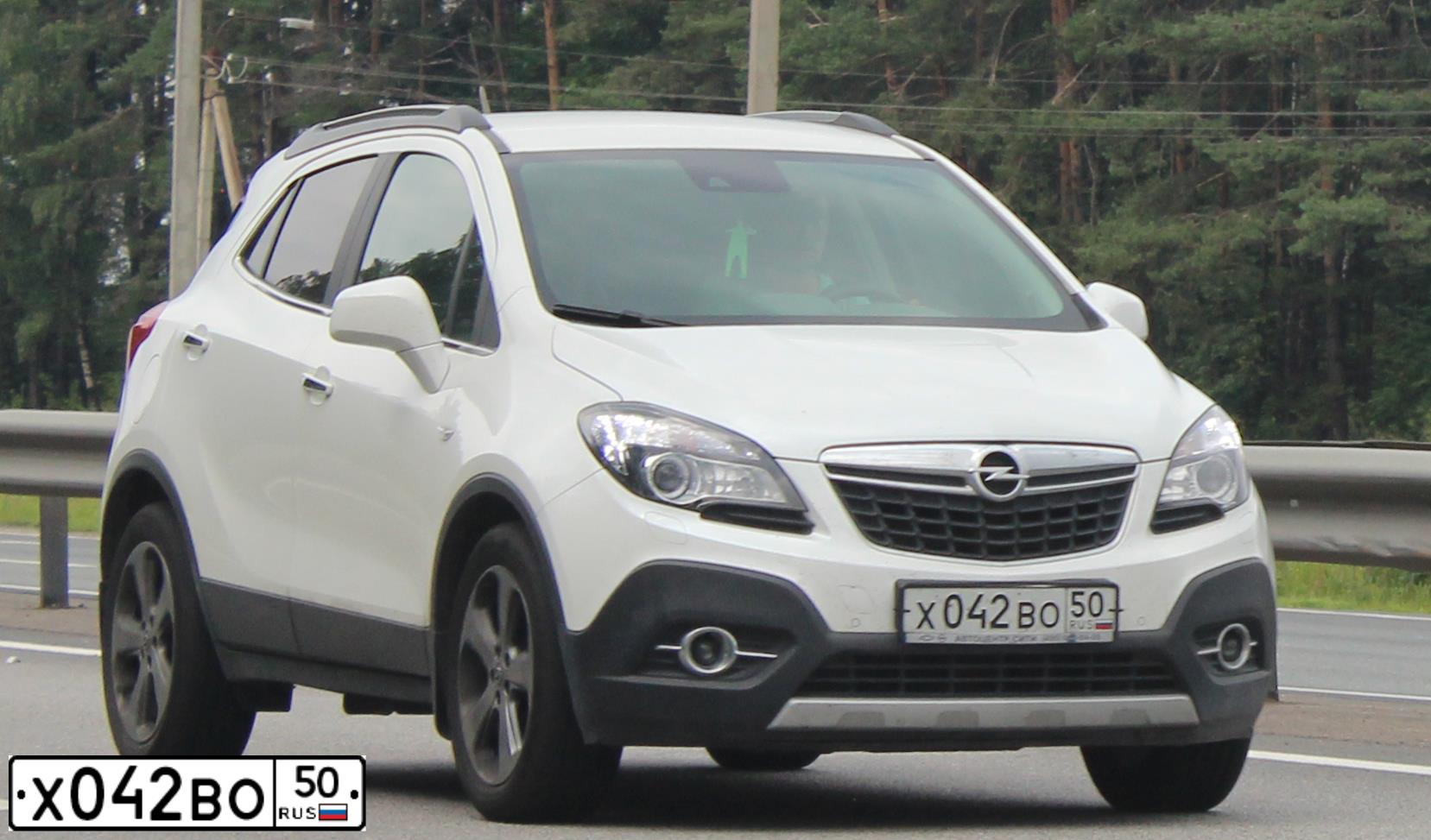 Фото автомобиля OPEL MOKKA, 2013 — госномер К803МХ198. Цвет: Белый