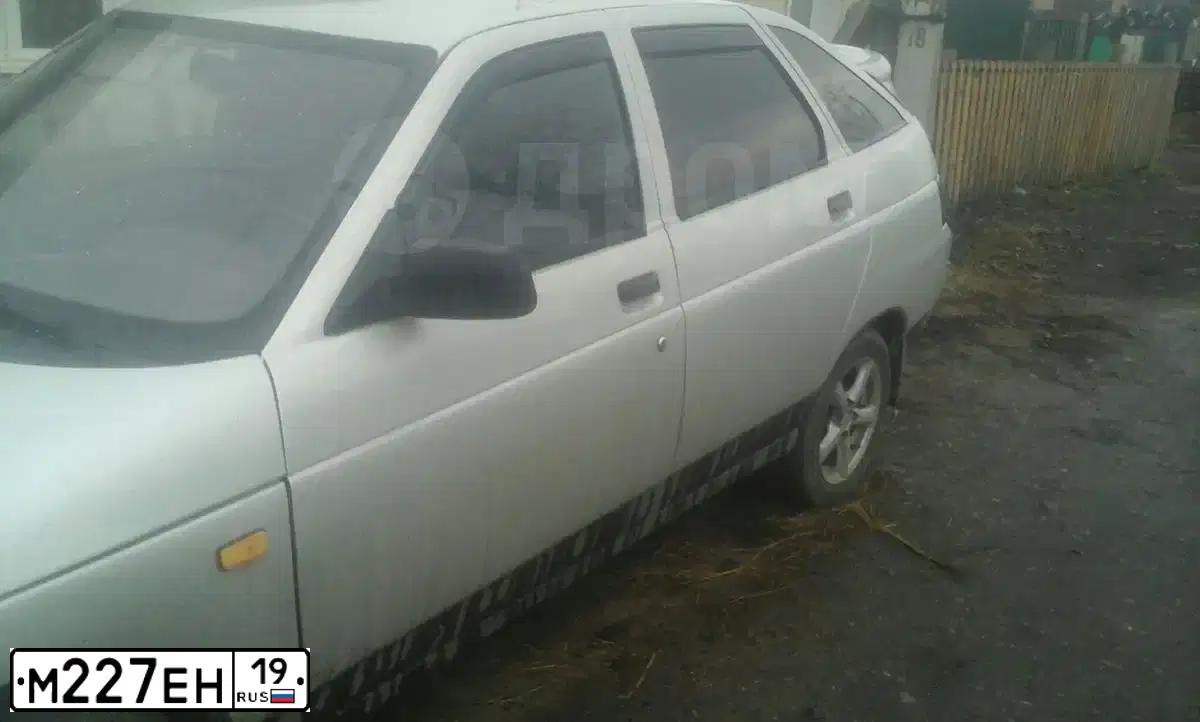 Фото автомобиля LADA 2112, 2004 — госномер М227ЕН19. Цвет: МОЛОЧНО-БЕЛЫЙ СЕРЕБРИСТЫЙ