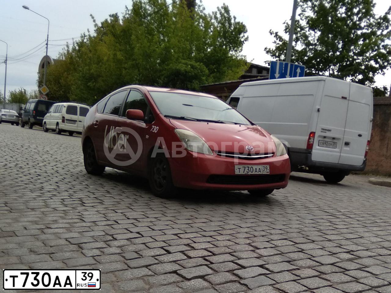 Фото автомобиля TOYOTA PRIUS, 2008 — госномер Т730АА39. Цвет: Красный
