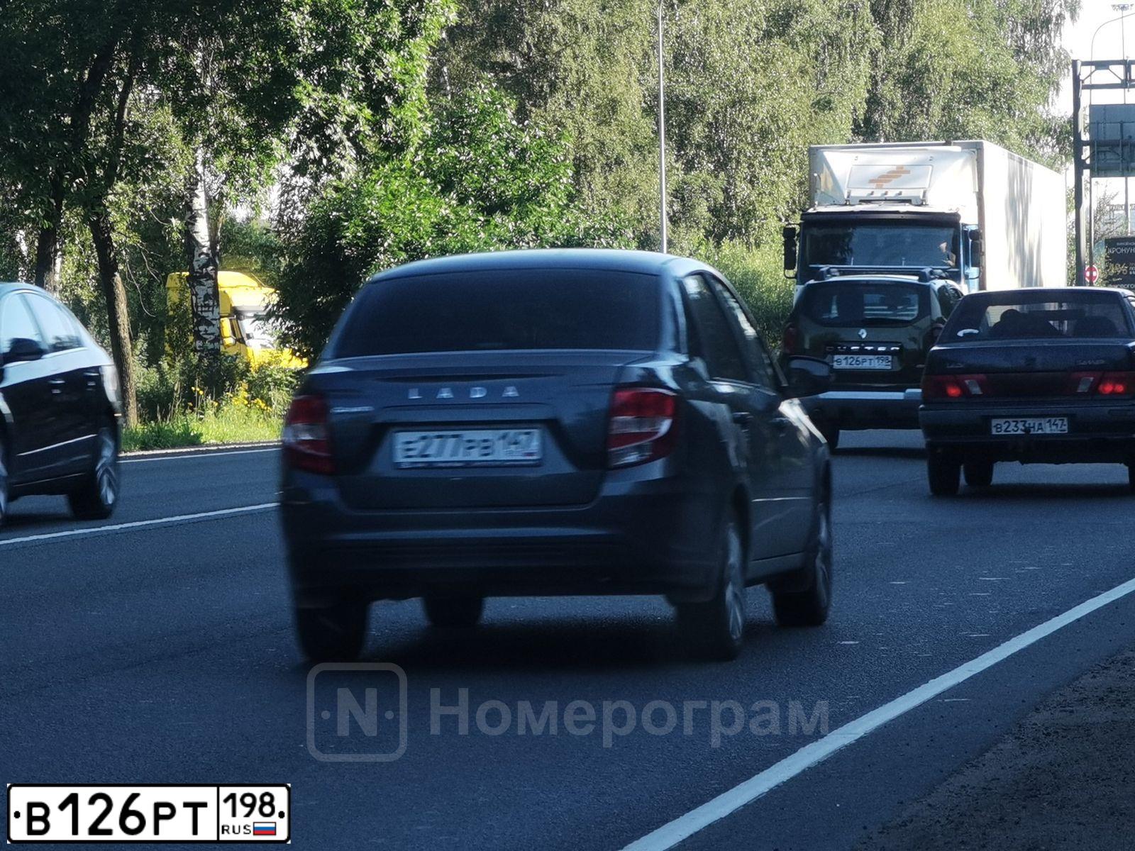 Фото автомобиля RENAULT DUSTER, 2019 — госномер В126РТ198. Цвет: ЗЕЛЕНЫЙ