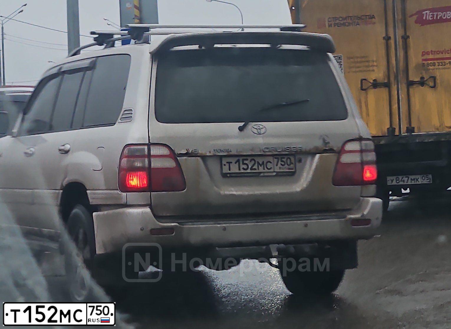 Фото автомобиля TOYOTA LANDCRUISER, 2002 — госномер Т152МС750. Цвет: Серый