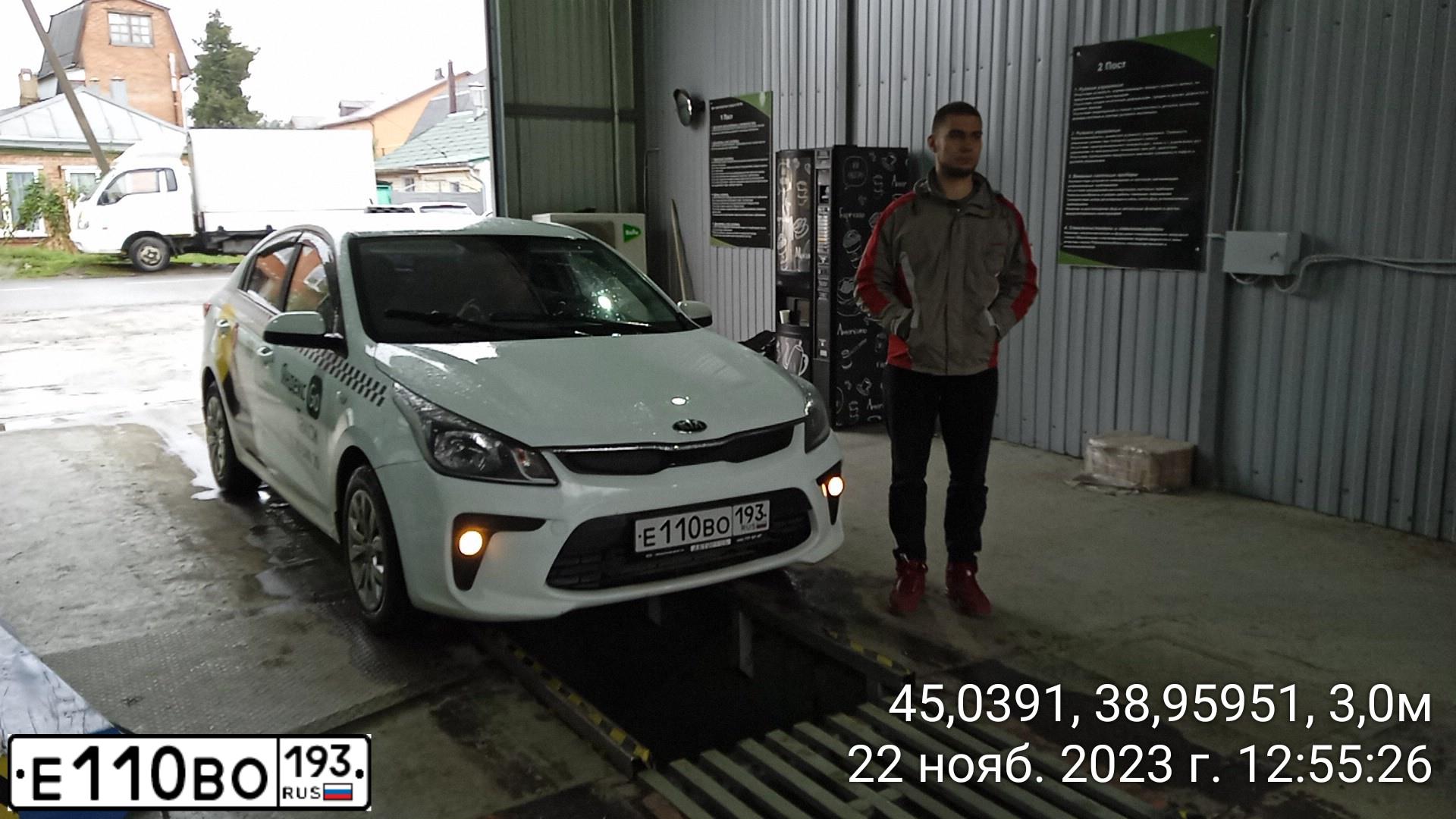 Фото автомобиля KIA RIO, 2019 — госномер Е110ВО193. Цвет: Белый