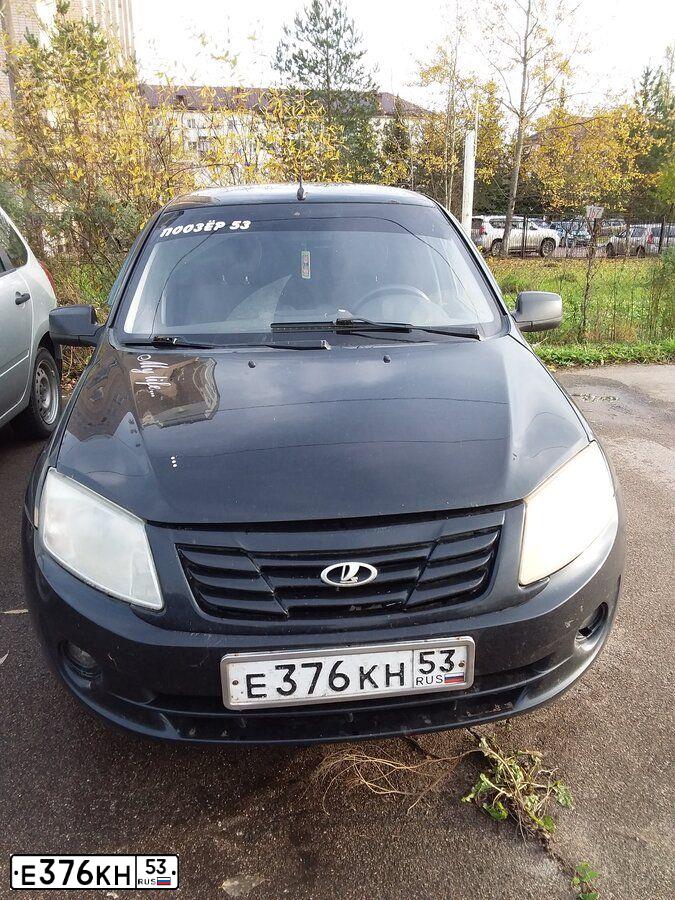 Фото автомобиля LADA 2190 GRANTA, 2012 — госномер Е376КН53. Цвет: Сине-Черный