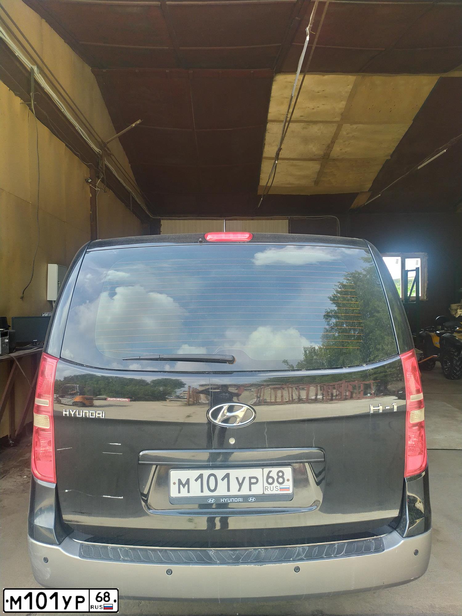 Фото автомобиля HYUNDAI H 1/H 100/STAREX, 2011 — госномер М101УР68. Цвет: ЧЕРНЫЙ