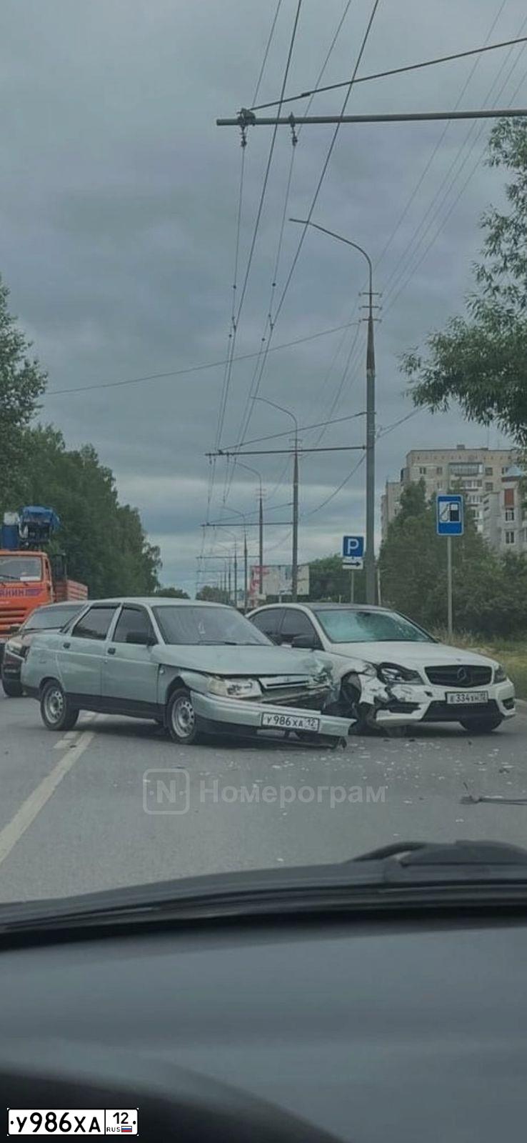 Фото автомобиля LADA 2110, 2002 — госномер У986ХА12. Цвет: СЕРЕБР.ЖЕЛТО-ЗЕЛЕНЫЙ