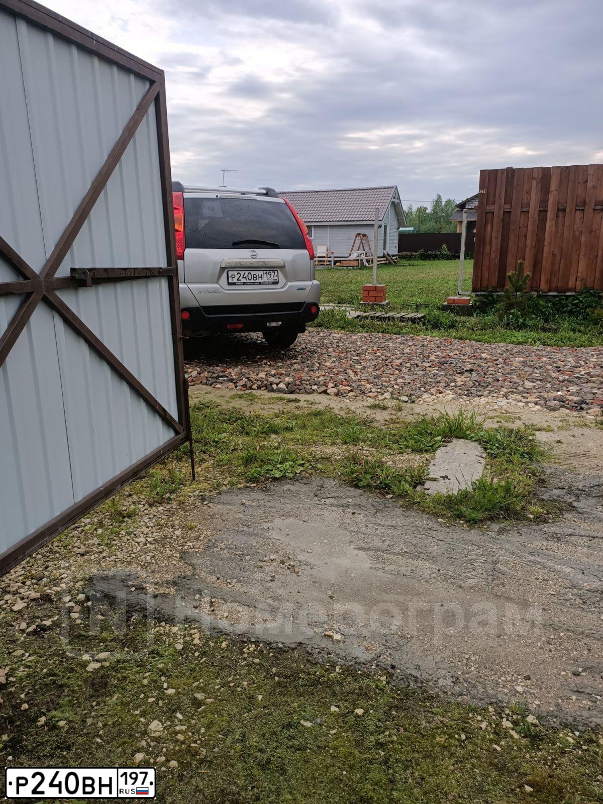 Фото автомобиля NISSAN X-TRAIL, 2010 — госномер Р240ВН197. Цвет: СЕРЫЙ МЕТАЛЛИК