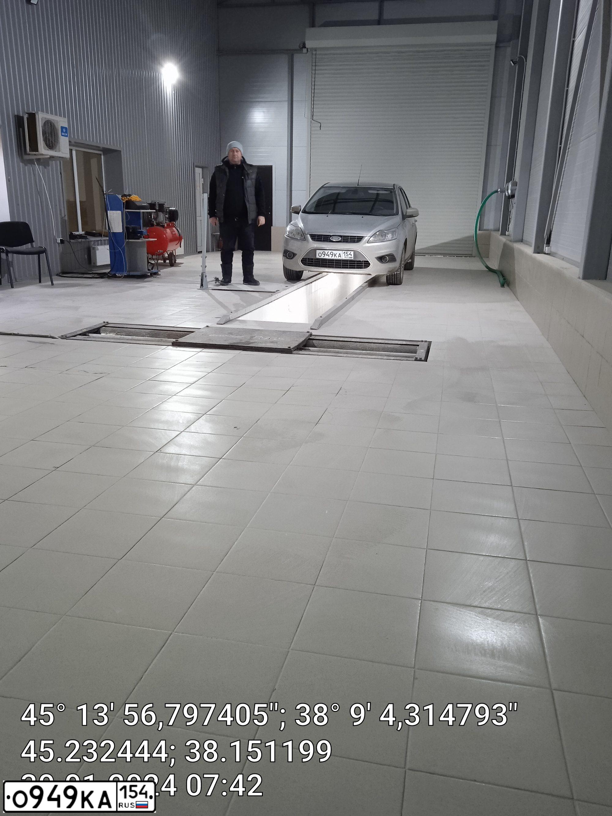 Фото автомобиля FORD FOCUS, 2008 — госномер А212НТ193. Цвет: Серебристый