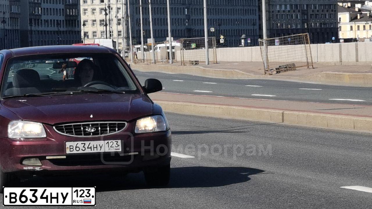 Фото автомобиля HYUNDAI ACCENT, 2008 — госномер Т704НТ198. Цвет: Красный