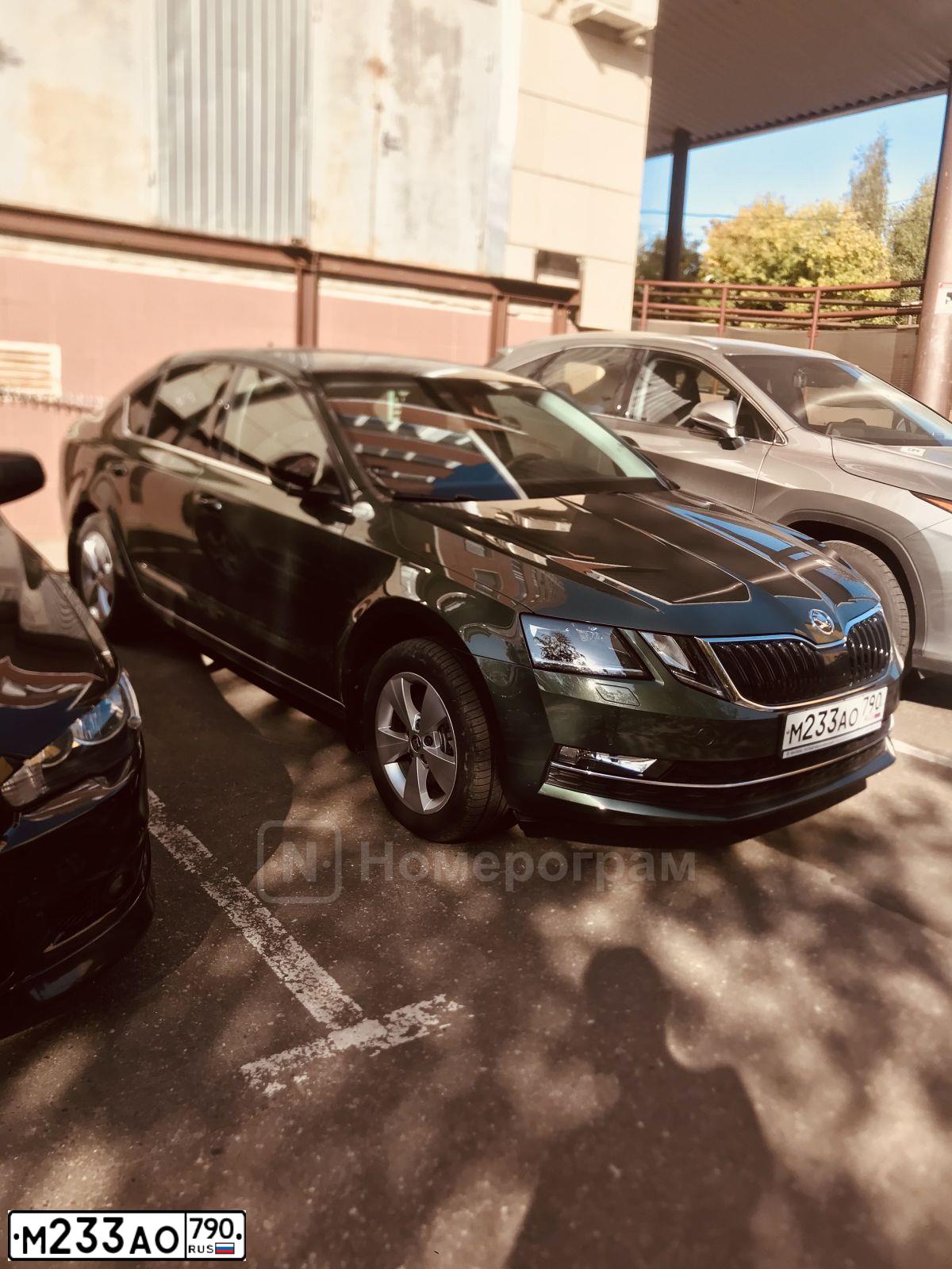 Фото автомобиля SKODA OCTAVIA, 2020 — госномер М233АО790. Цвет: Зеленый черный 