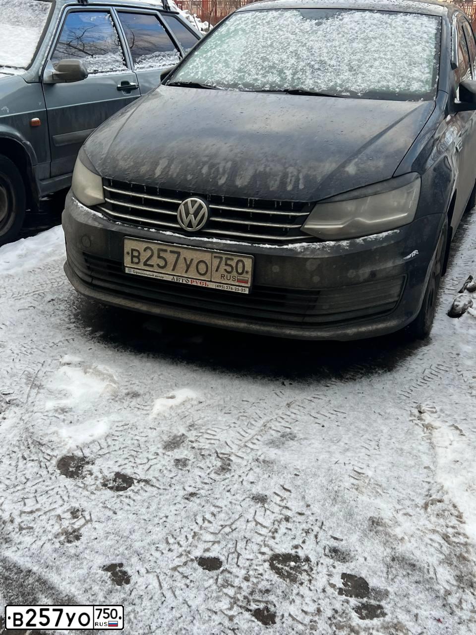 Фото автомобиля VOLKSWAGEN POLO, 2019 — госномер В257УО750. Цвет: ЧЕРНЫЙ