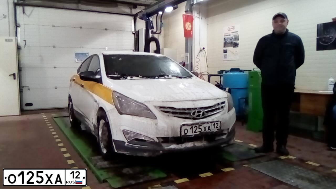 Фото автомобиля HYUNDAI SOLARIS, 2015 — госномер О125ХА12. Цвет: БЕЛЫЙ ЖЕЛТЫЙ СЕРЫЙ