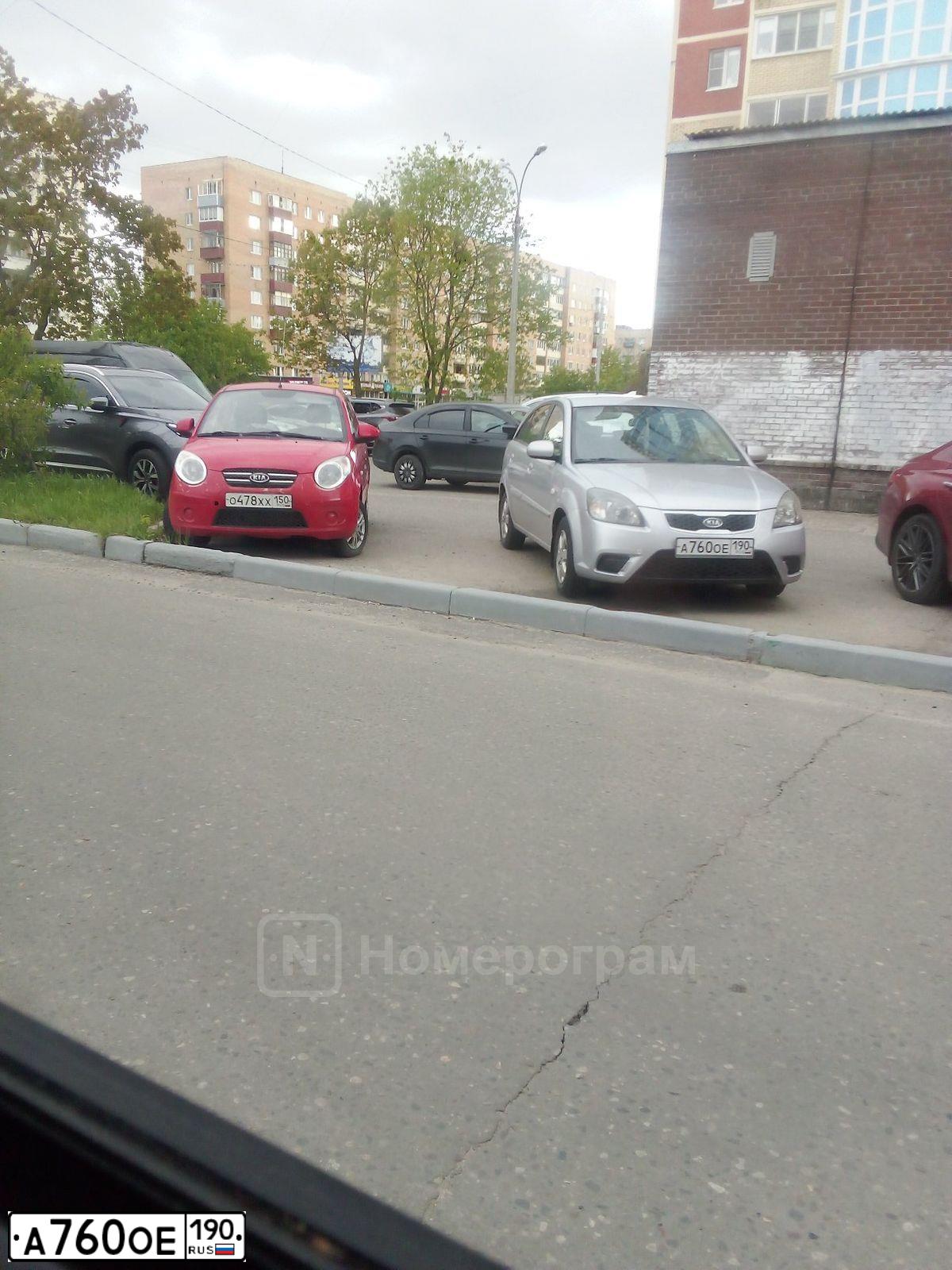 Фото автомобиля KIA RIO, 2011 — госномер А760ОЕ190. Цвет: Серебристый
