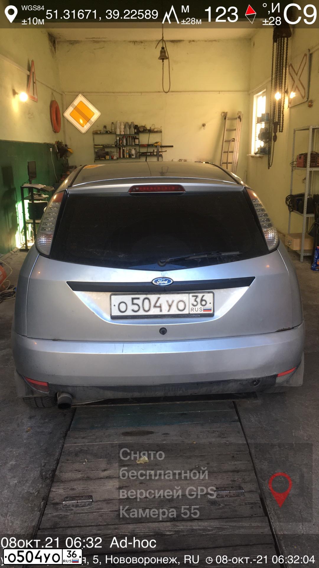 Фото автомобиля FORD FOCUS, 2000 — госномер О504УО36. Цвет: СЕРЕБРИСТЫЙ