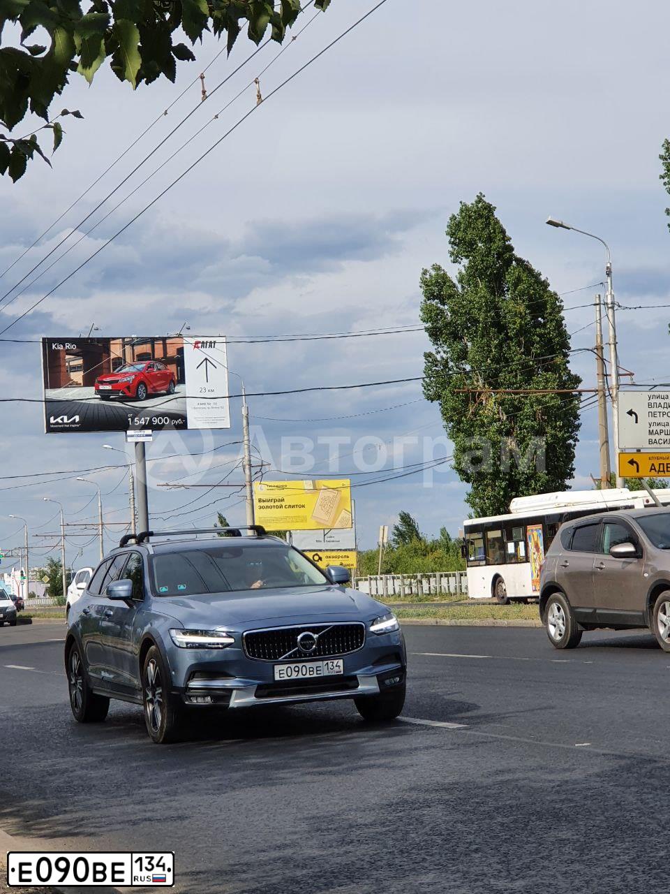 Фото автомобиля VOLVO V90, 2017 — госномер Е090ВЕ134. Цвет: СЕРО-ГОЛУБОЙ