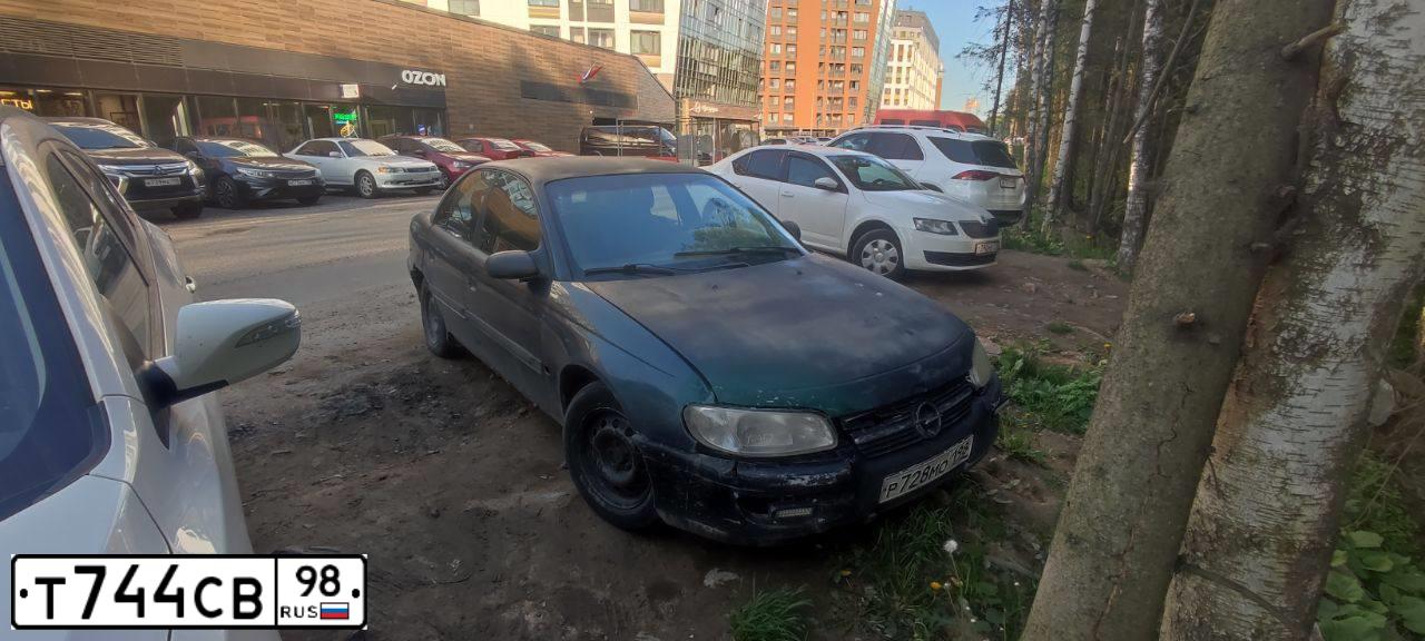 Фото автомобиля VOLVO 940, 1995 — госномер Н099ХТ198. Цвет: Темно-синий