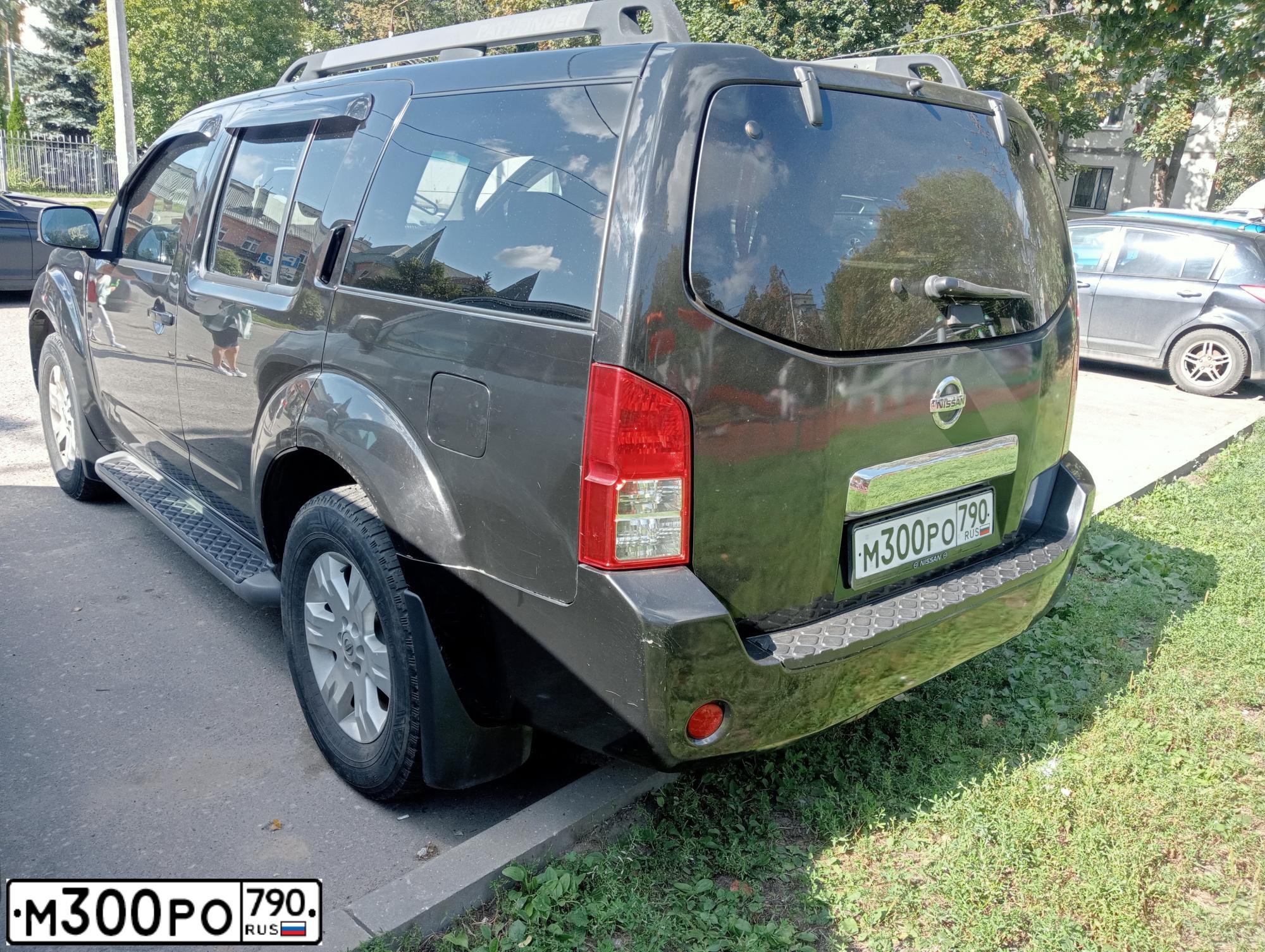 Фото автомобиля NISSAN PATHFINDER, 2007 — госномер Р021МУ70. Цвет: ЧЕРНЫЙ