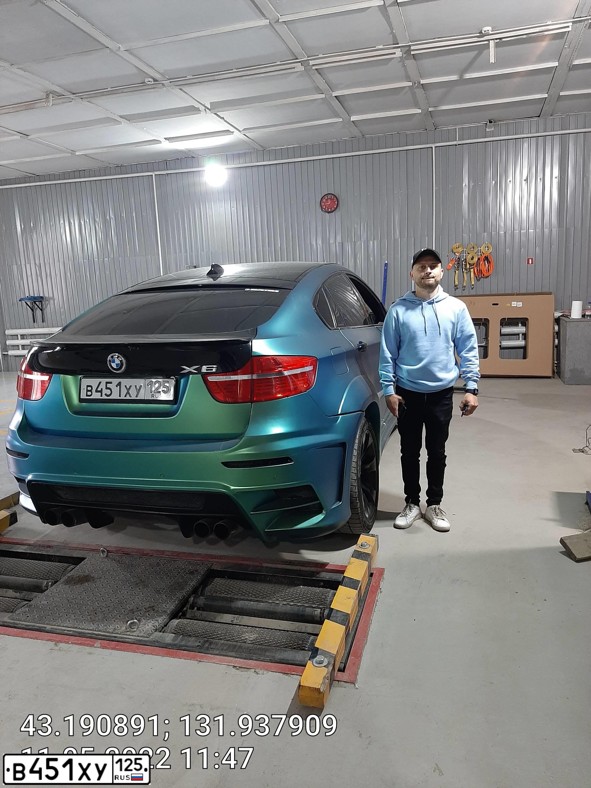 Фото автомобиля BMW X6, 2008 — госномер В451ХУ125. Цвет: БЕЛЫЙ