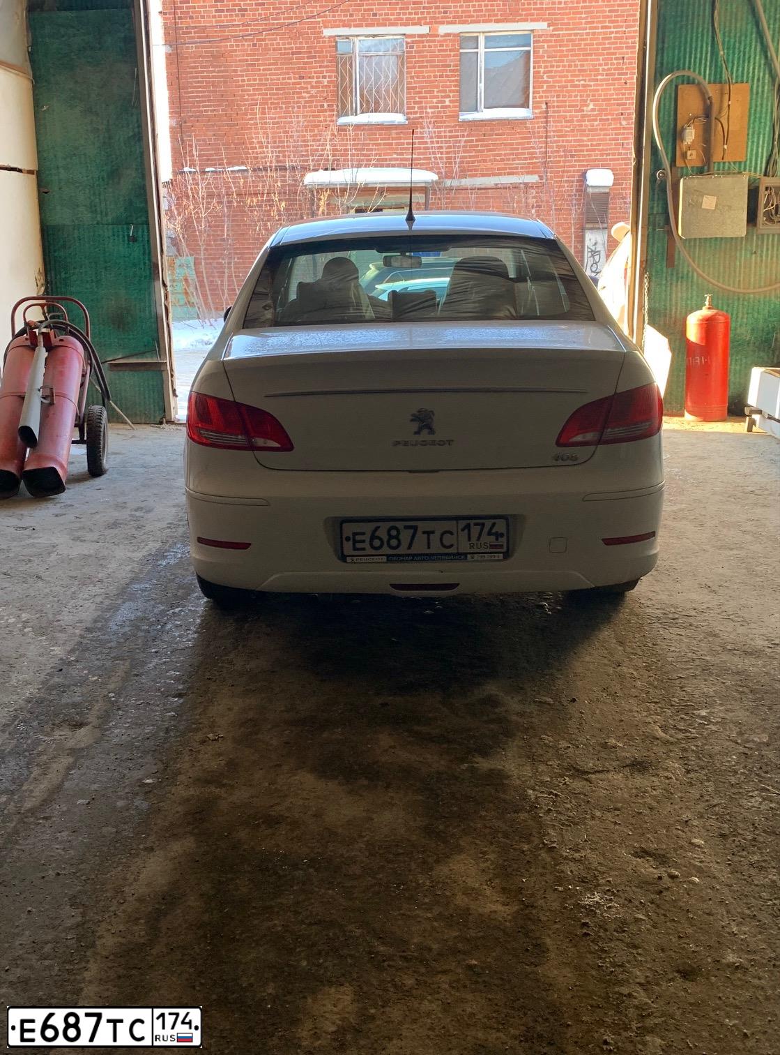Фото автомобиля PEUGEOT 408, 2015 — госномер Р426НМ196. Цвет: Белый