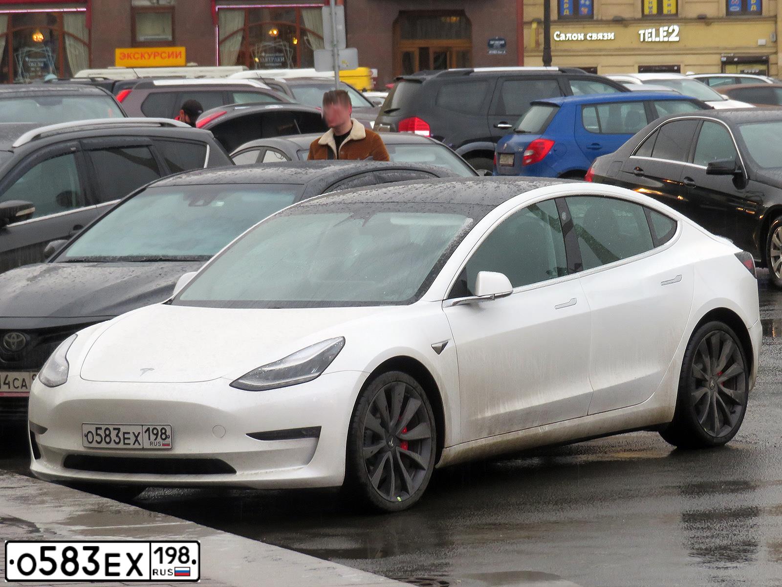 Фото автомобиля TESLA 3, 2020 — госномер О583ЕХ198. Цвет: БЕЛЫЙ