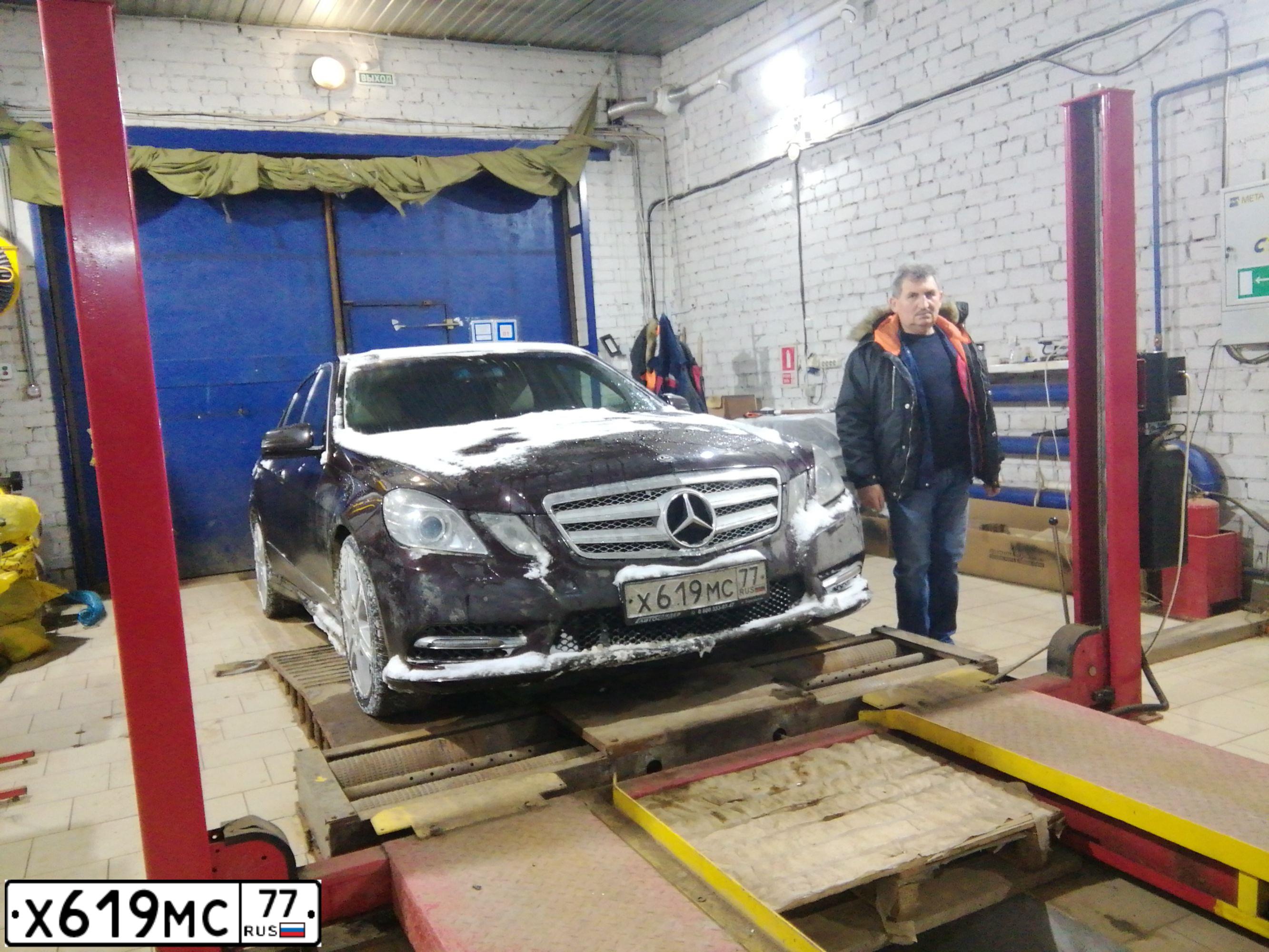 Фото автомобиля MERCEDES E-KLASSE, 2012 — госномер Р401УЕ40. Цвет: Коричневый