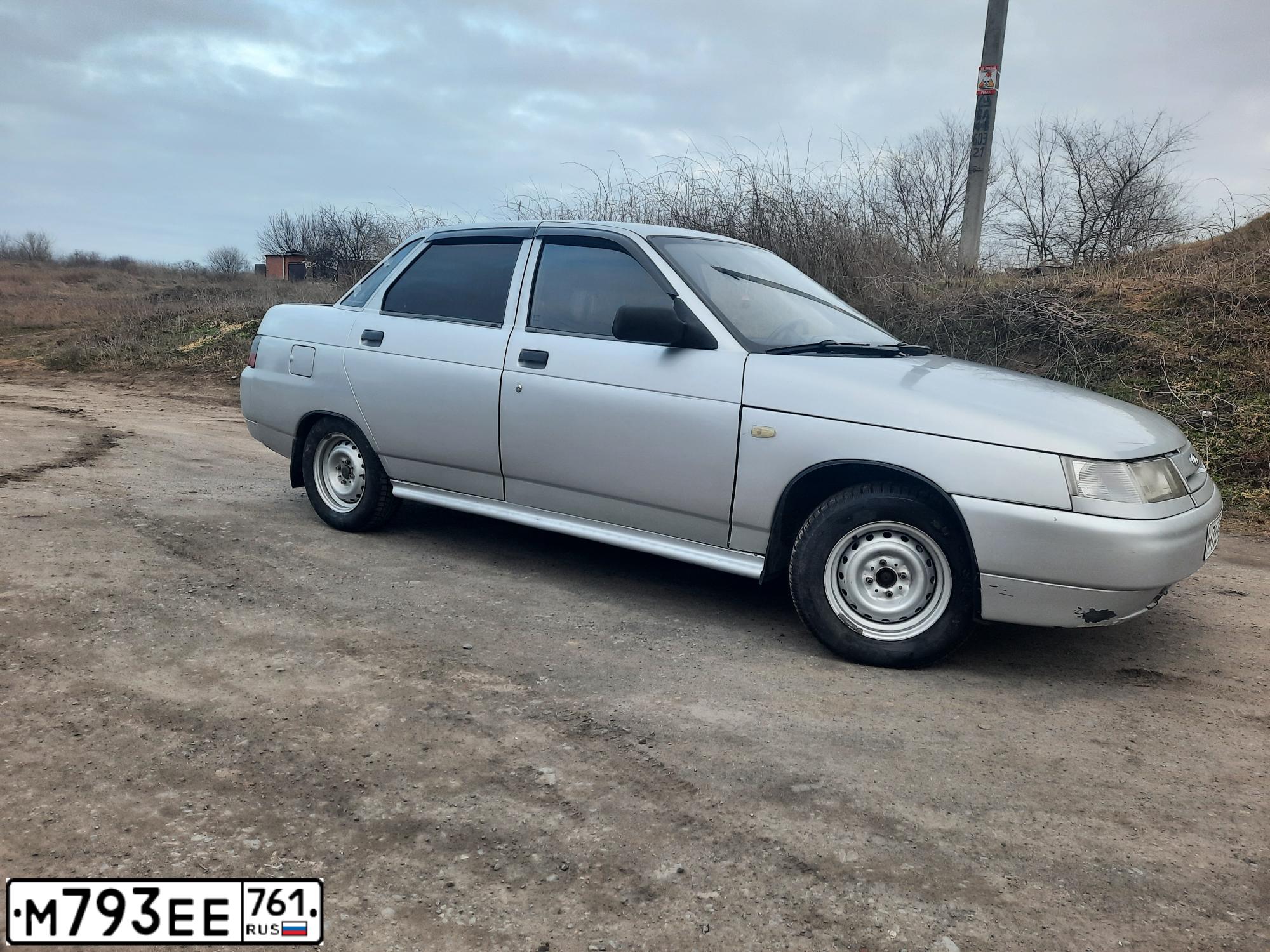 Фото автомобиля LADA 2110, 2001 — госномер Е063СО161. Цвет: Серебристый