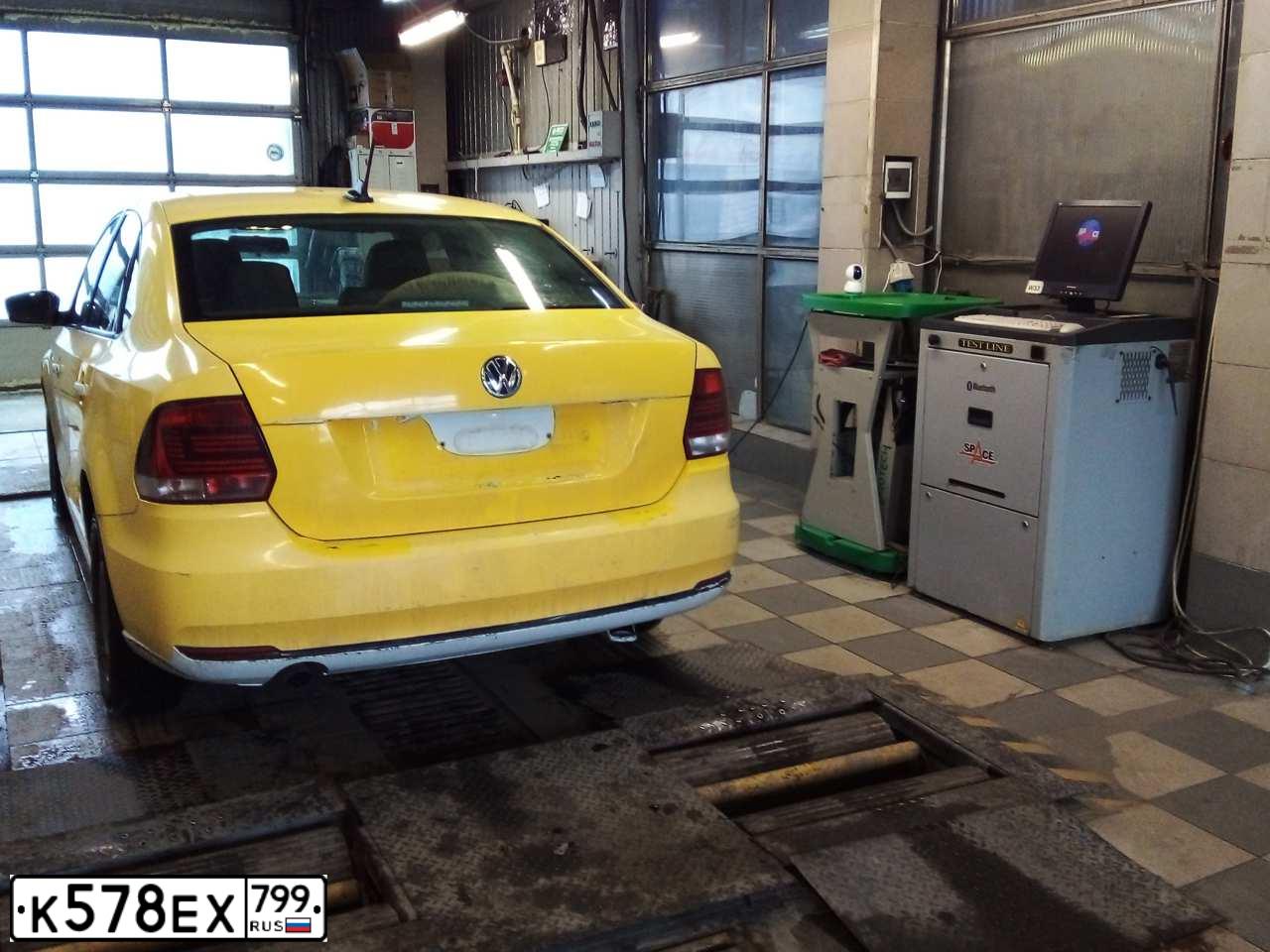 Фото автомобиля VOLKSWAGEN POLO, 2018 — госномер К578ЕХ799. Цвет: ЖЕЛТЫЙ