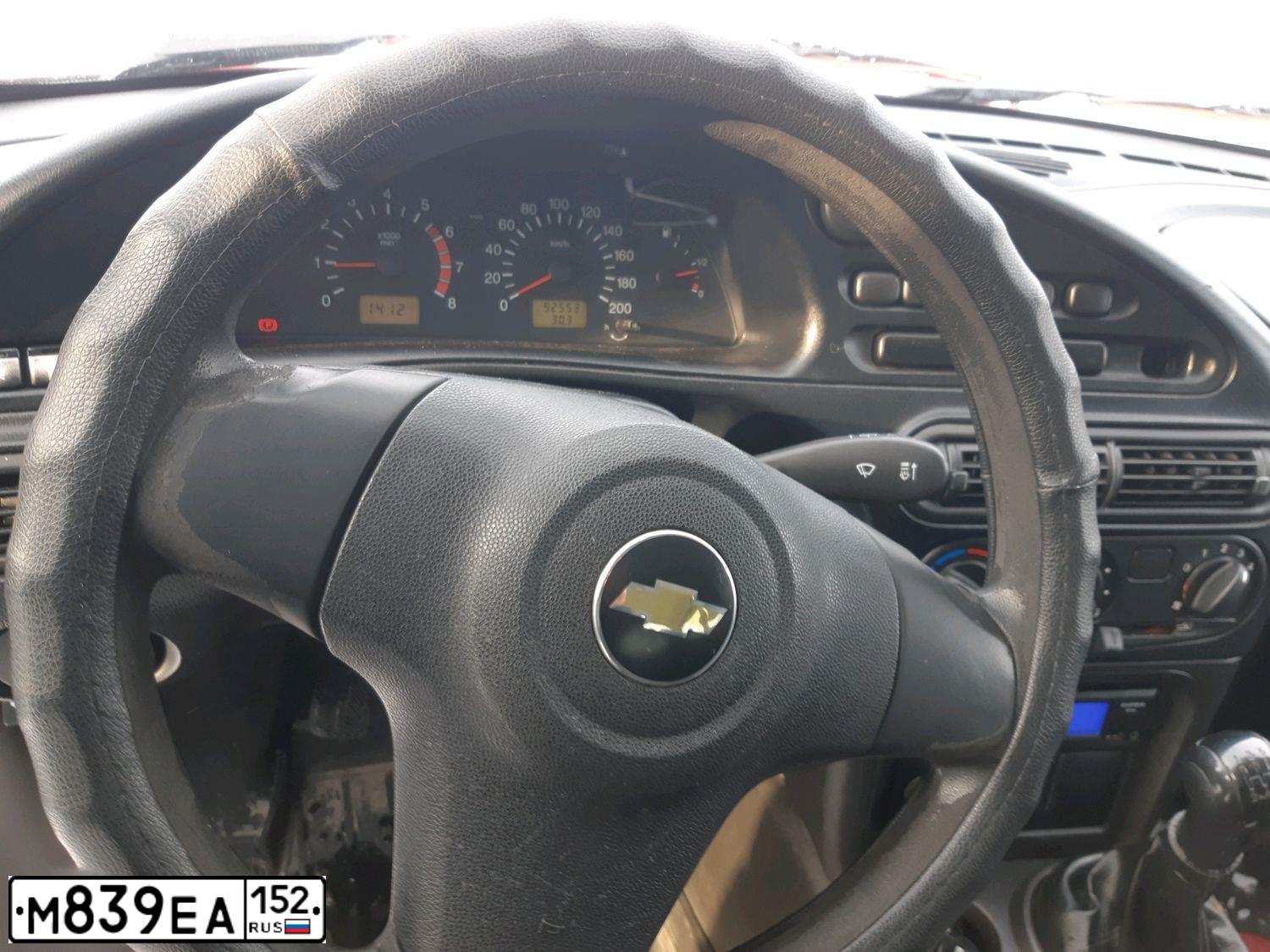 Фото автомобиля CHEVROLET NIVA, 2013 — госномер М839ЕА152. Цвет: Красный