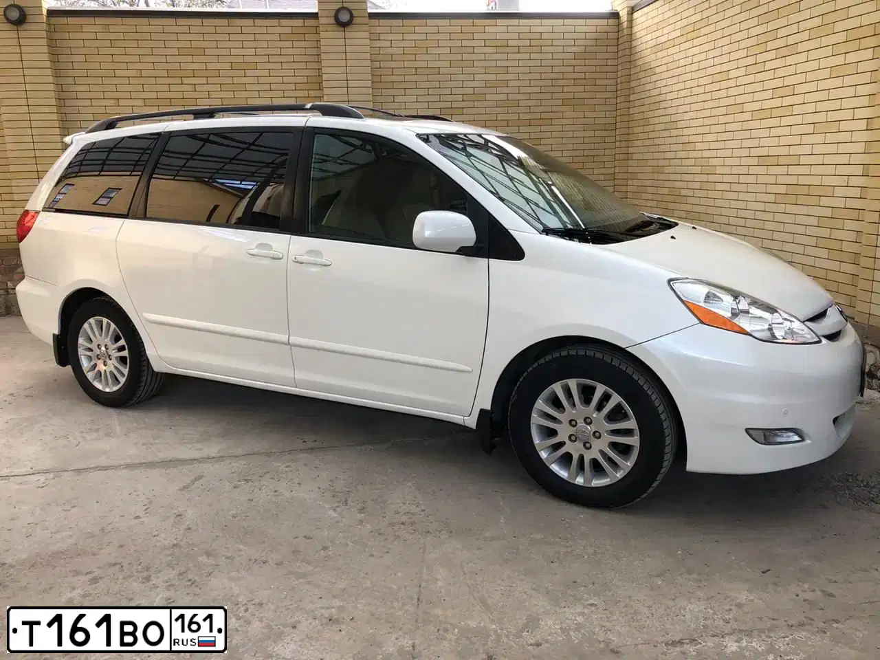 Фото автомобиля TOYOTA SIENNA, 2008 — госномер Р361ОУ161. Цвет: Белый