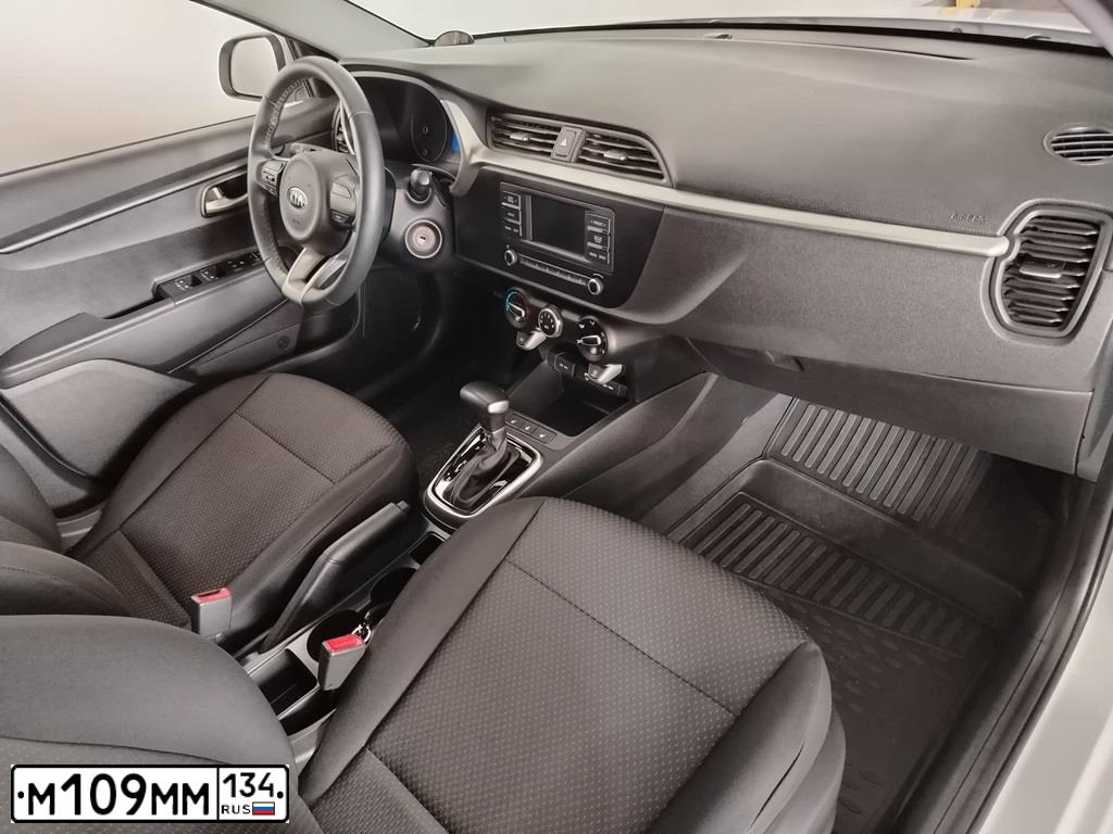 Фото автомобиля KIA RIO, 2021 — госномер М109ММ134. Цвет: Белый